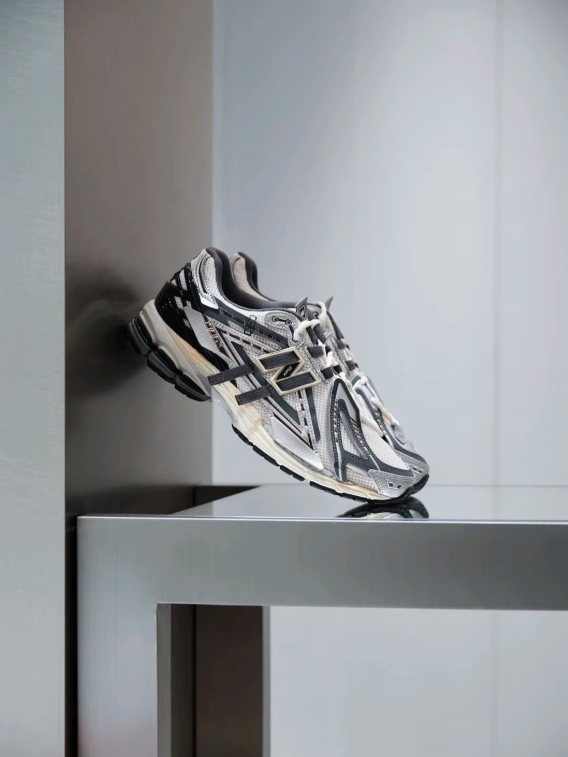 New Balance 1906A Silver Metallic Castlerock 착용 스타일