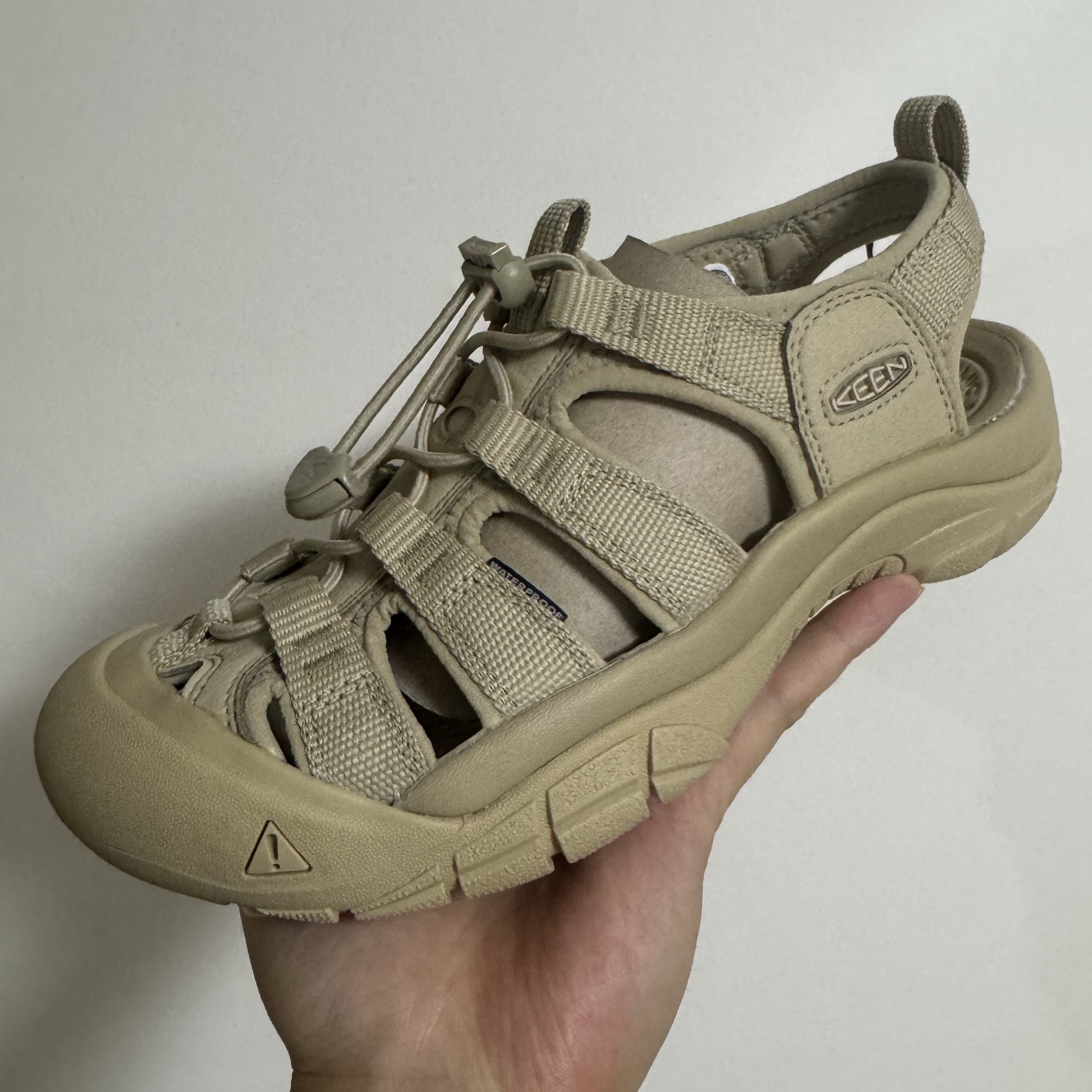 (W) Keen Newport H2 Monochrome Safari 착용 스타일
