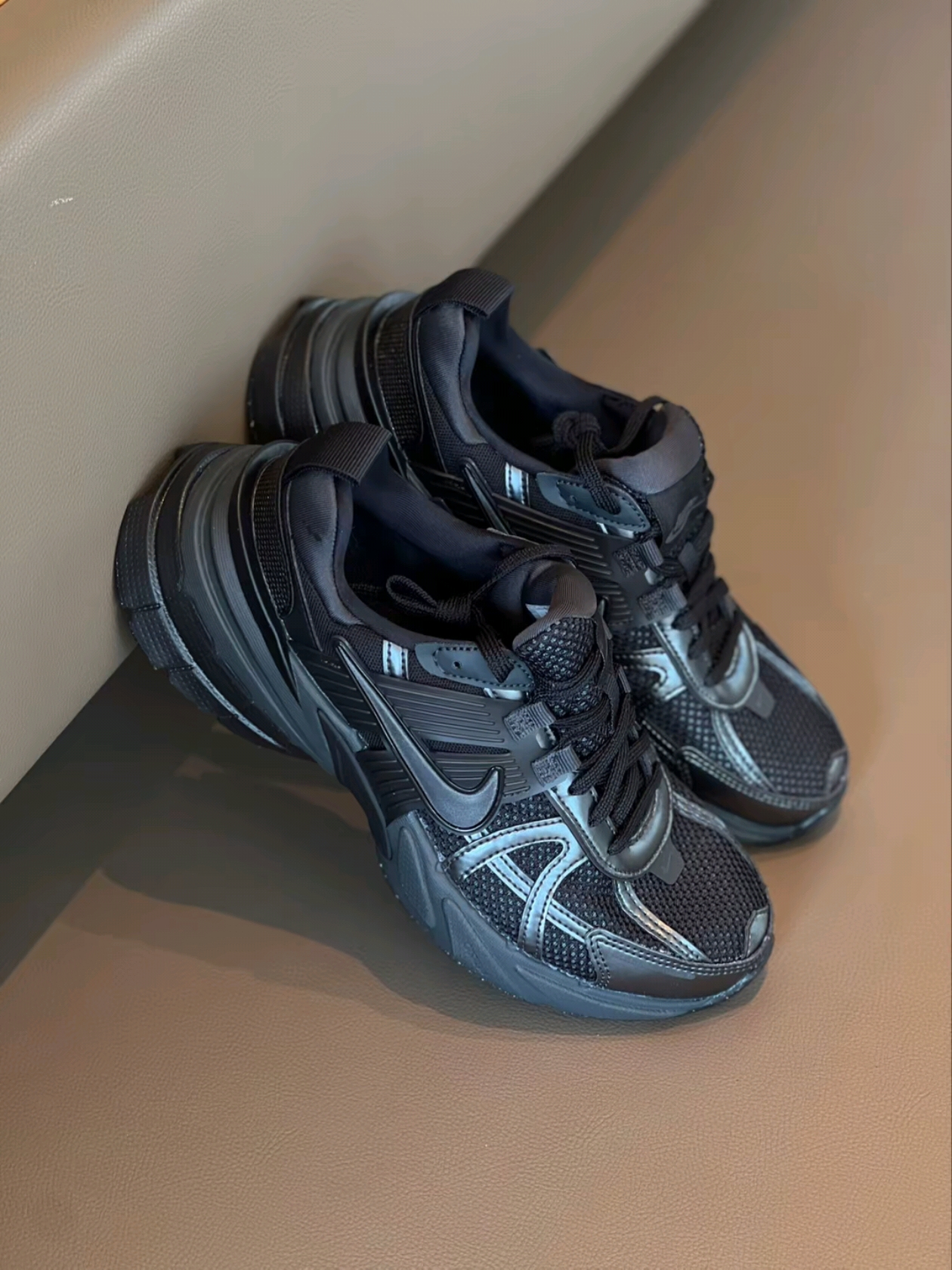 Nike V2K Run Black Anthracite 착용 스타일 - 3