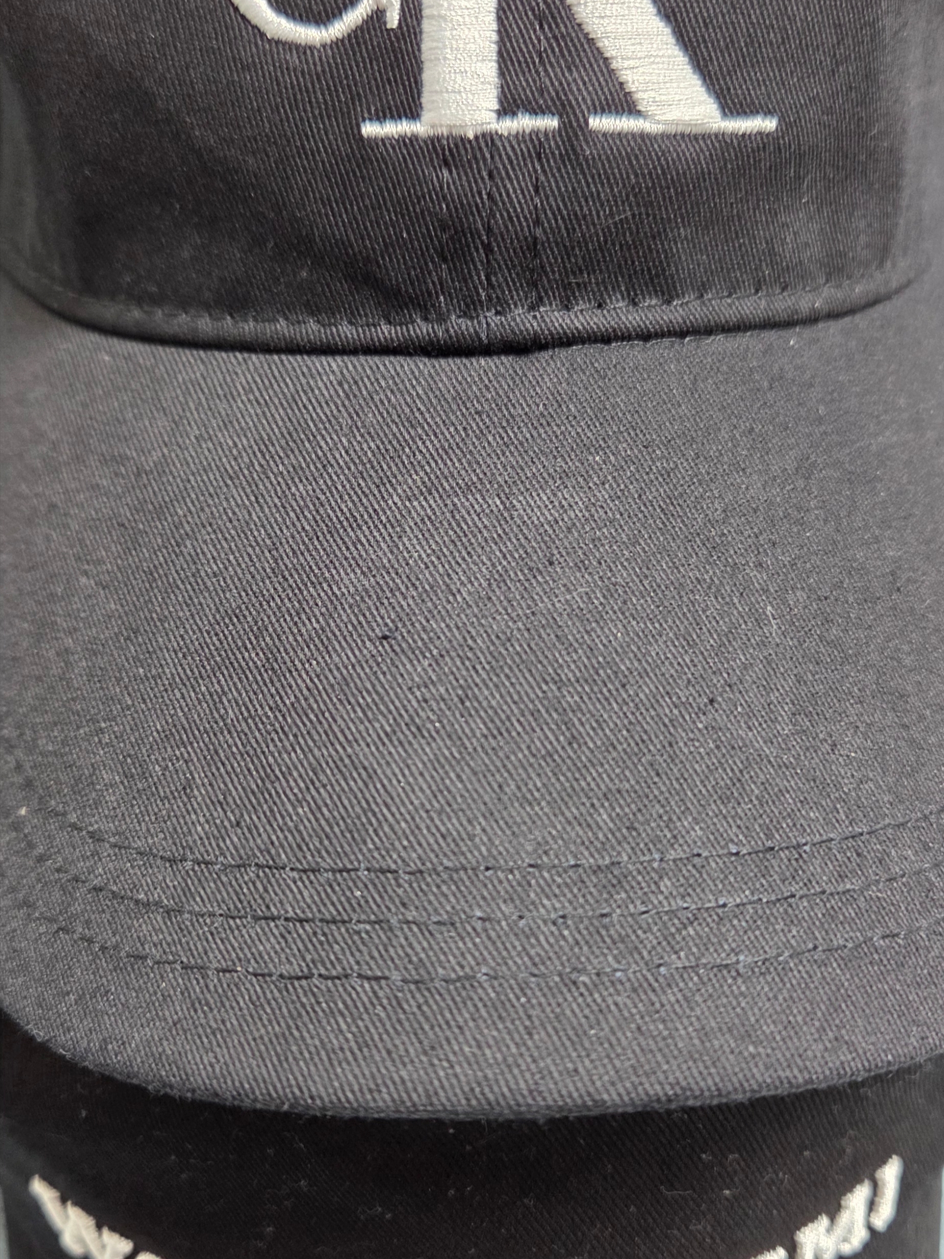 Calvin Klein Monogram Embroidery Ball Cap Black 착용 스타일