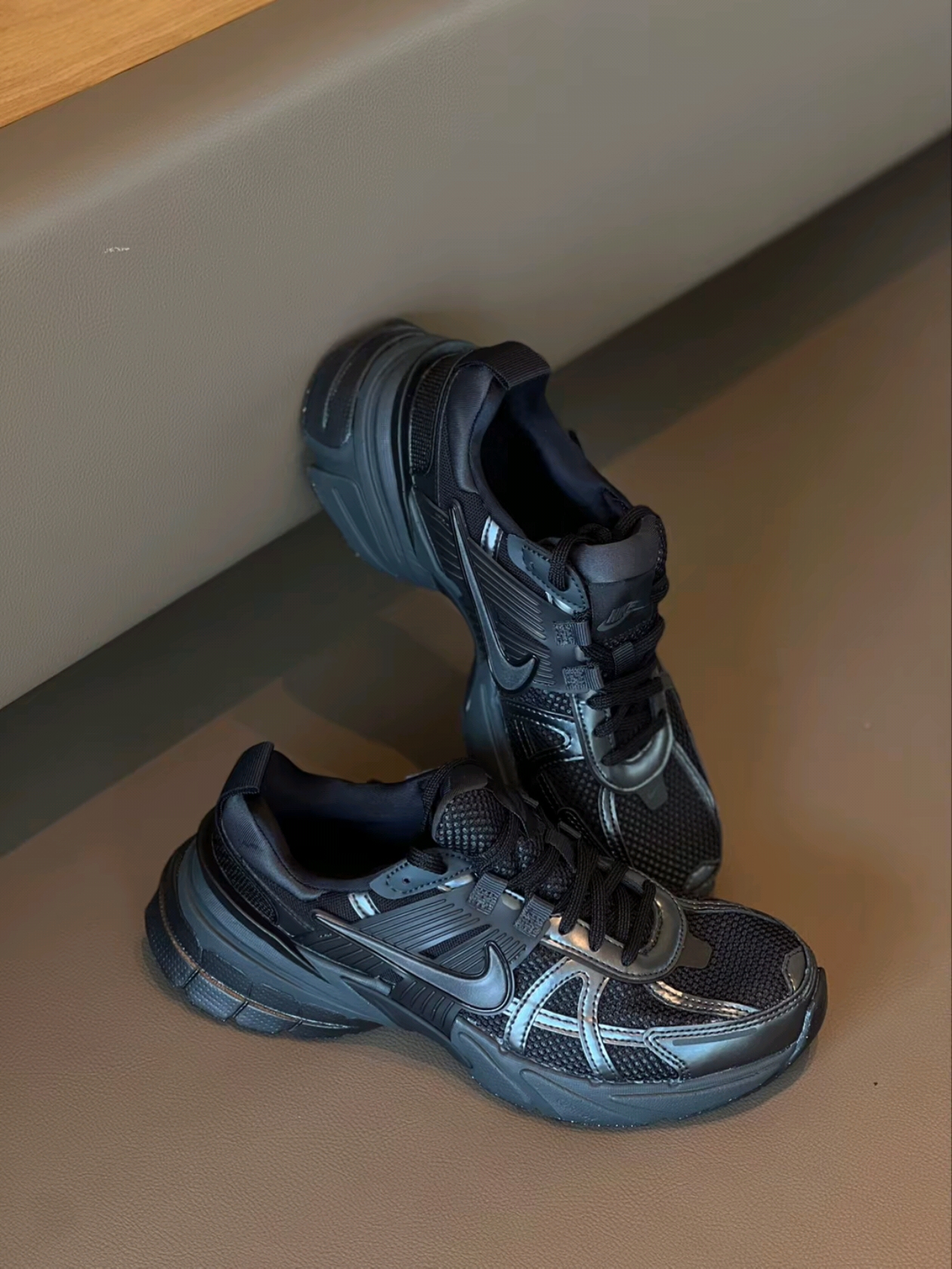 Nike V2K Run Black Anthracite 착용 스타일 - 2
