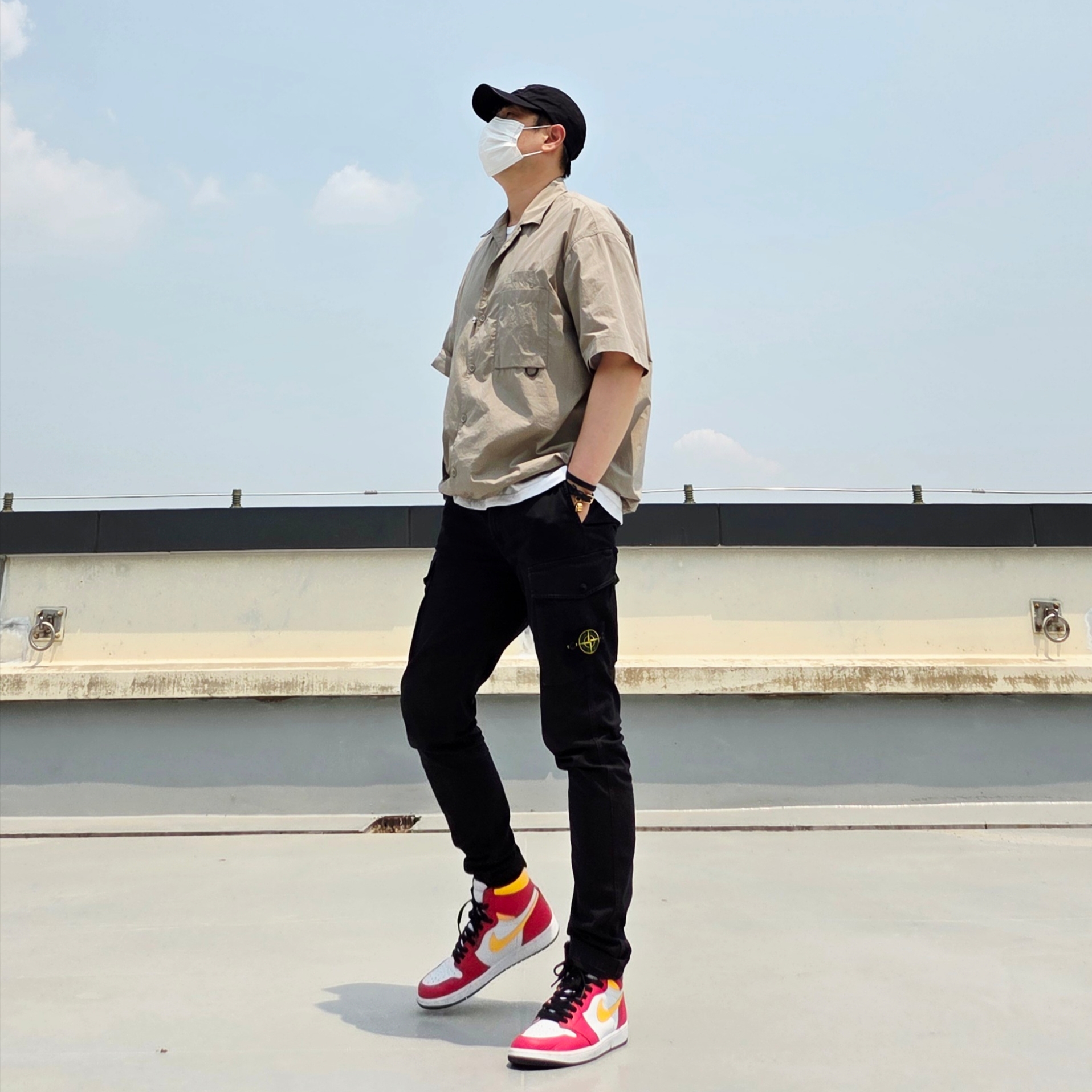 Supreme Washed Chino Twill Camp Cap Black, Alexander McQueen Gold Skull Strap Bracelet Black 착용 스타일 - 1