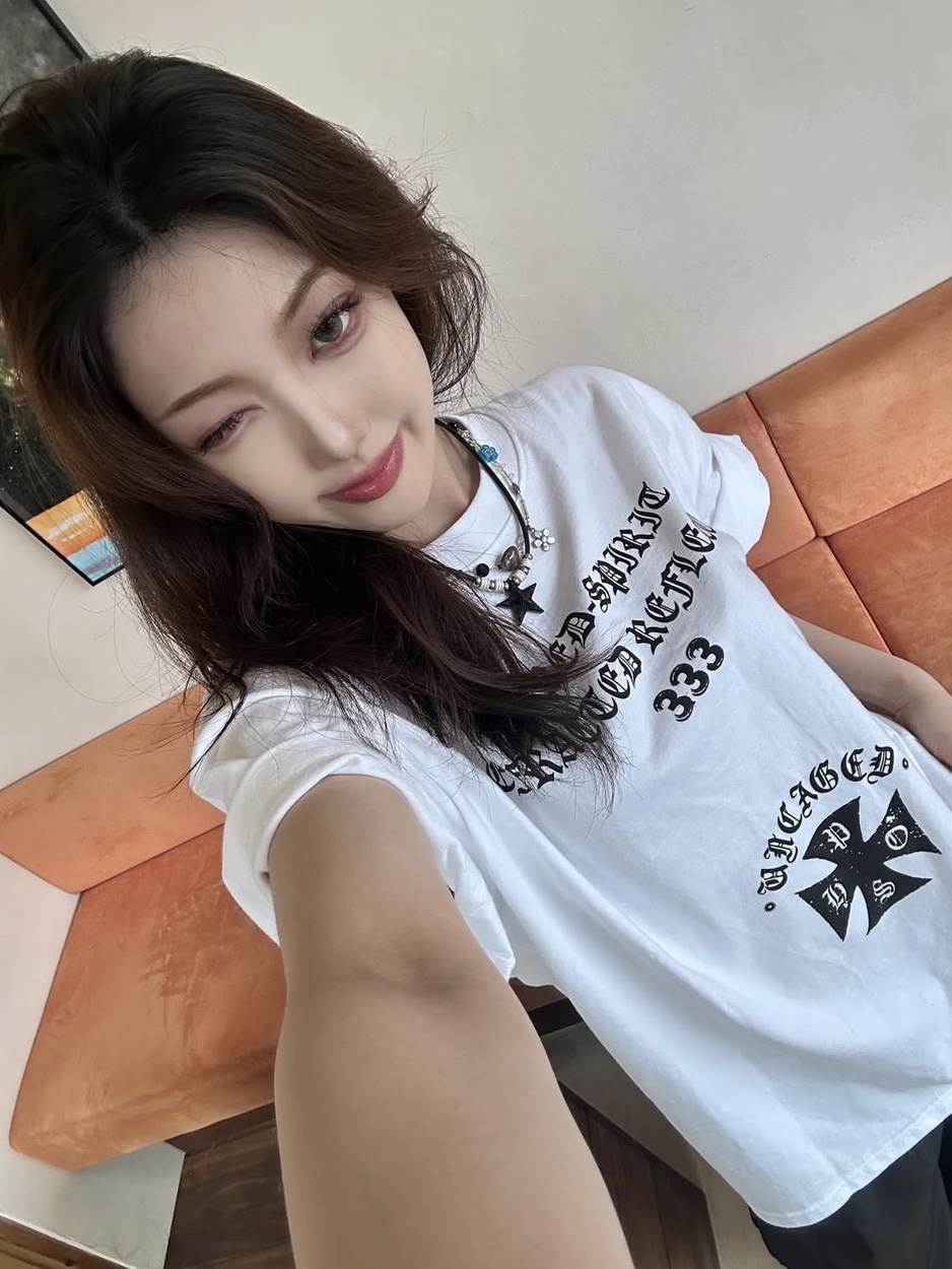 PHOS333 Uncaged Slogan T-Shirt White, PHOS333 Uncaged Slogan T-Shirt Black 착용 스타일 - 3
