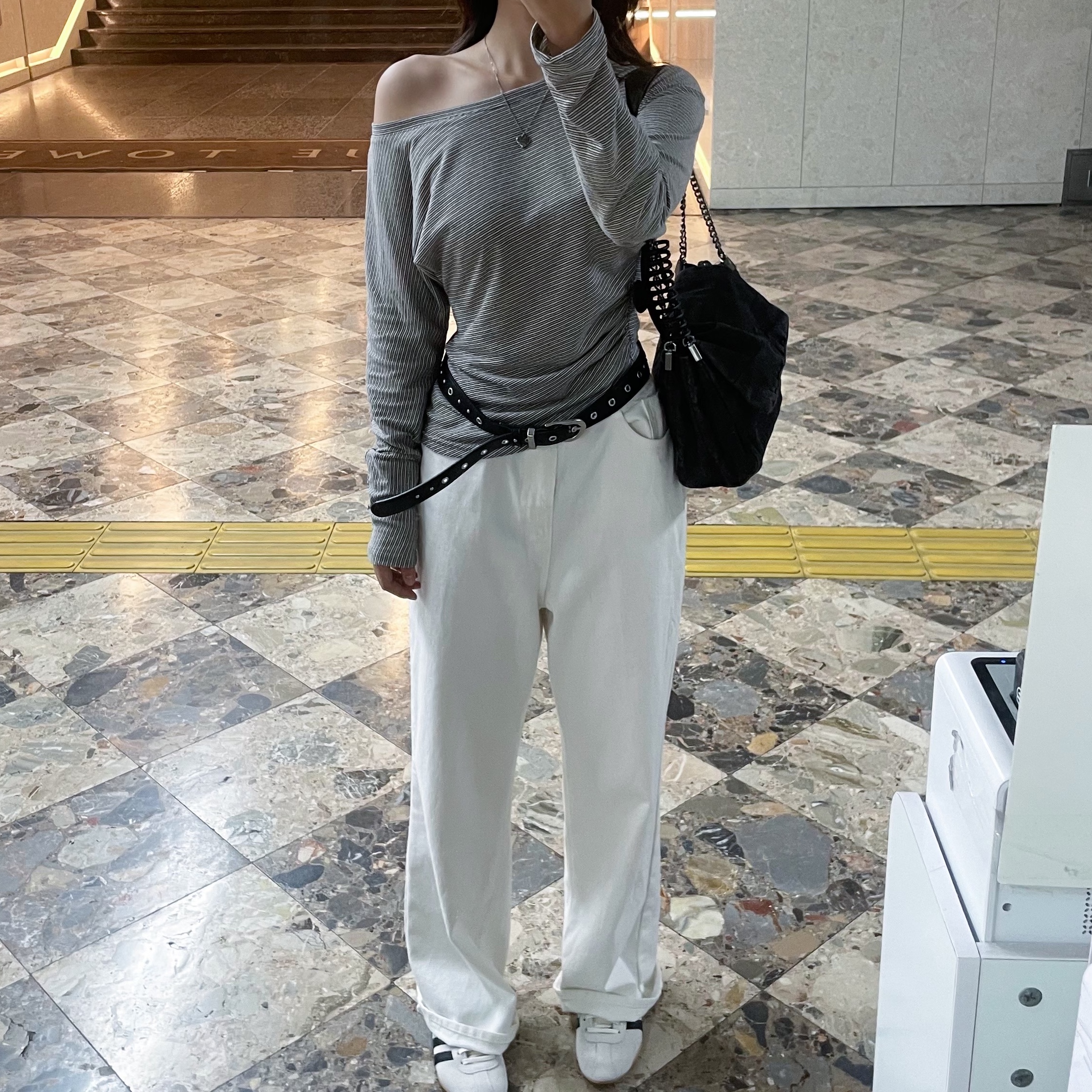 (W) Adidas Tokyo Off White Core Black 착용 스타일