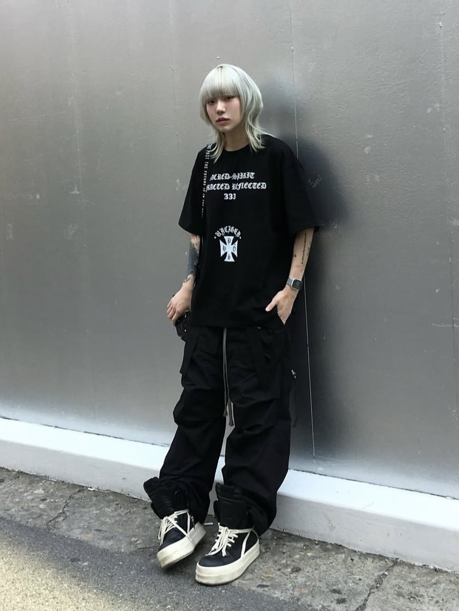 PHOS333 Uncaged Slogan T-Shirt Black, PHOS333 Uncaged Slogan T-Shirt White 착용 스타일 - 2