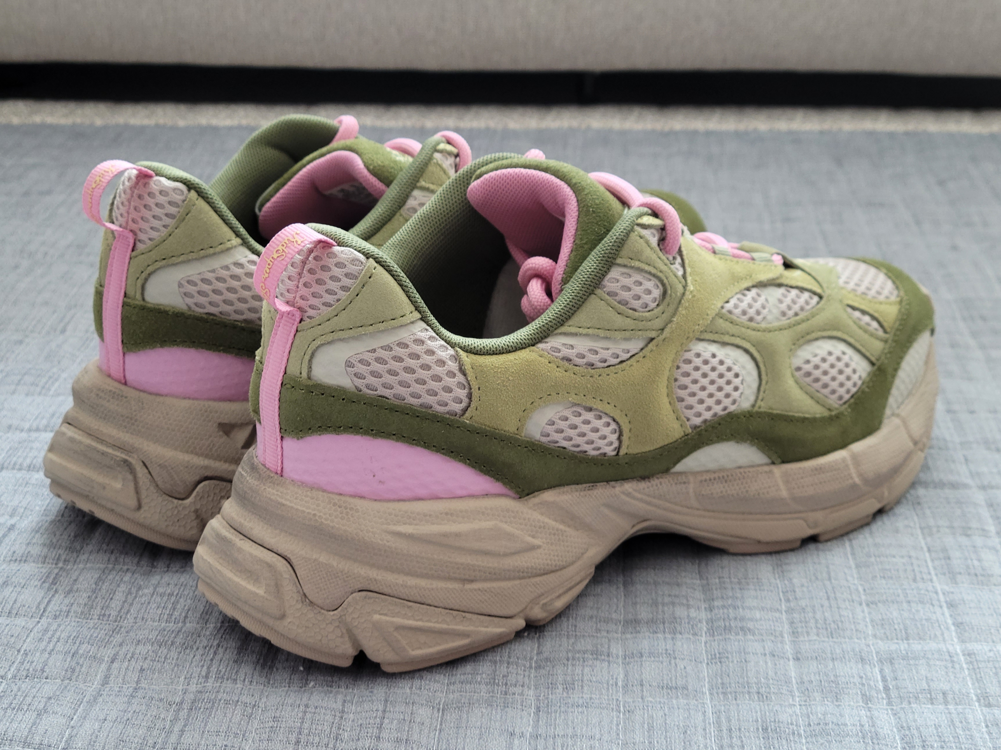 Puma x KidSuper Velophasis NU Olive Green Putty 착용 스타일 - 3