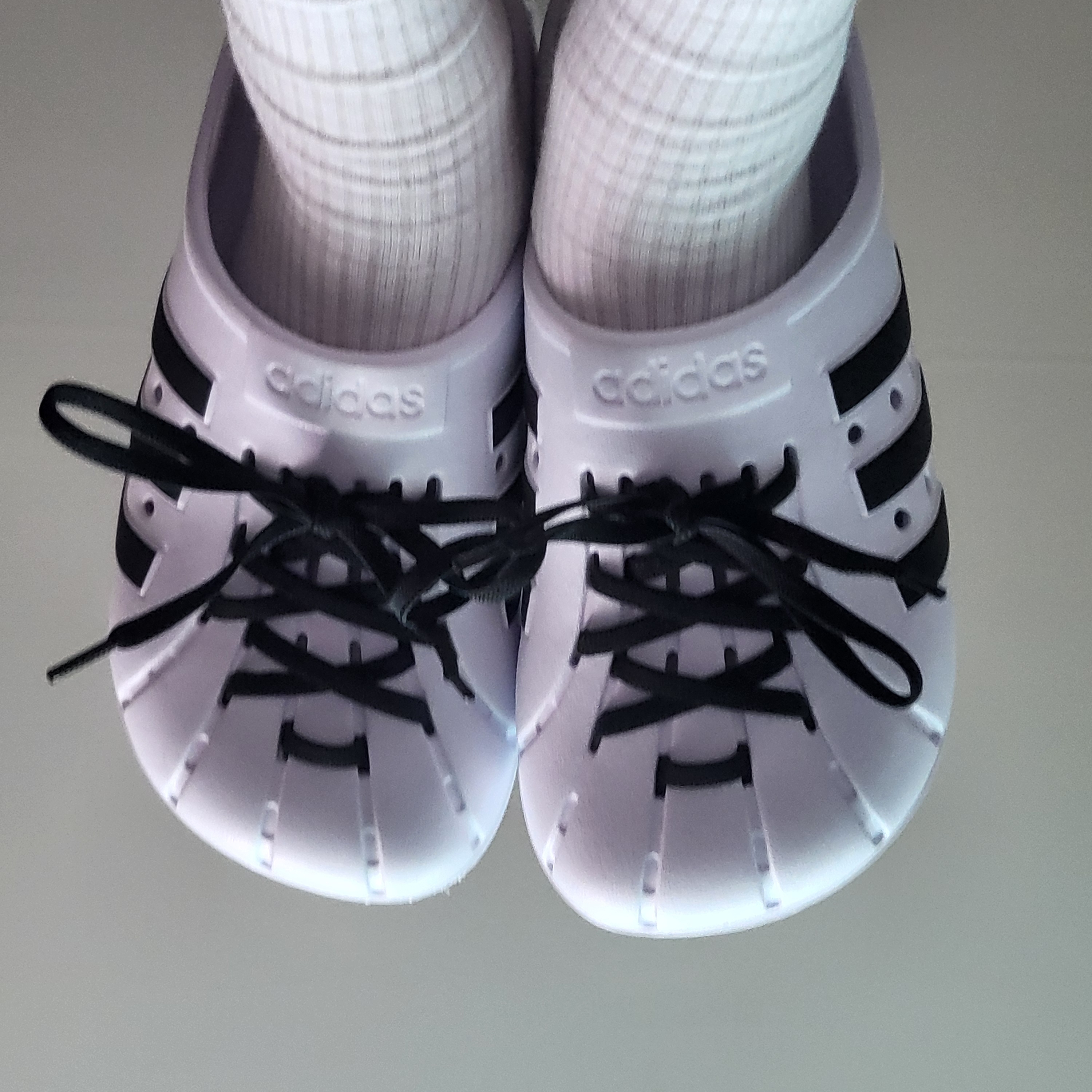 Adidas Adilette Clog White Black 착용 스타일