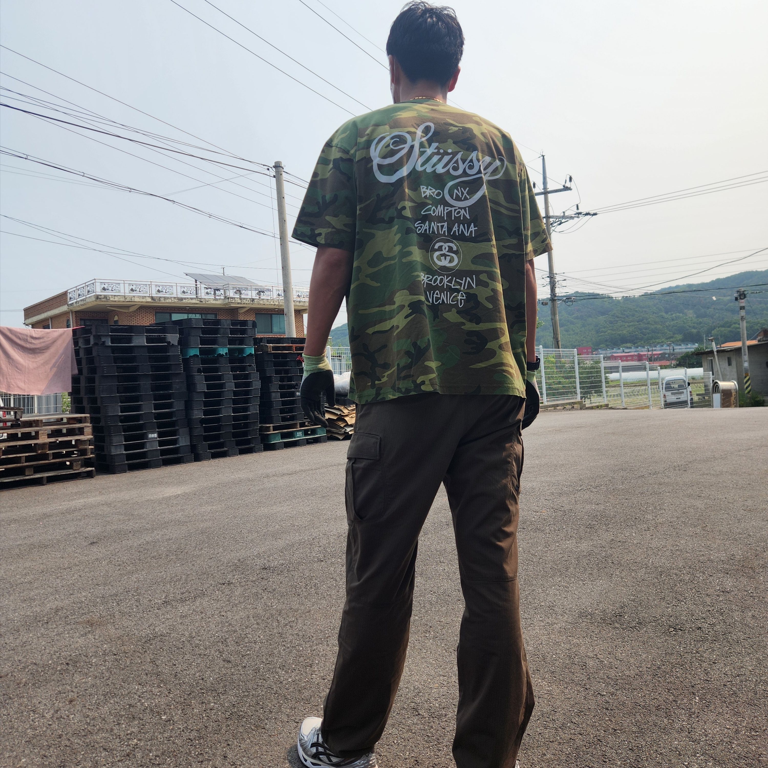Stussy World Tour T-Shirts Camo 2025 착용 스타일 - 2
