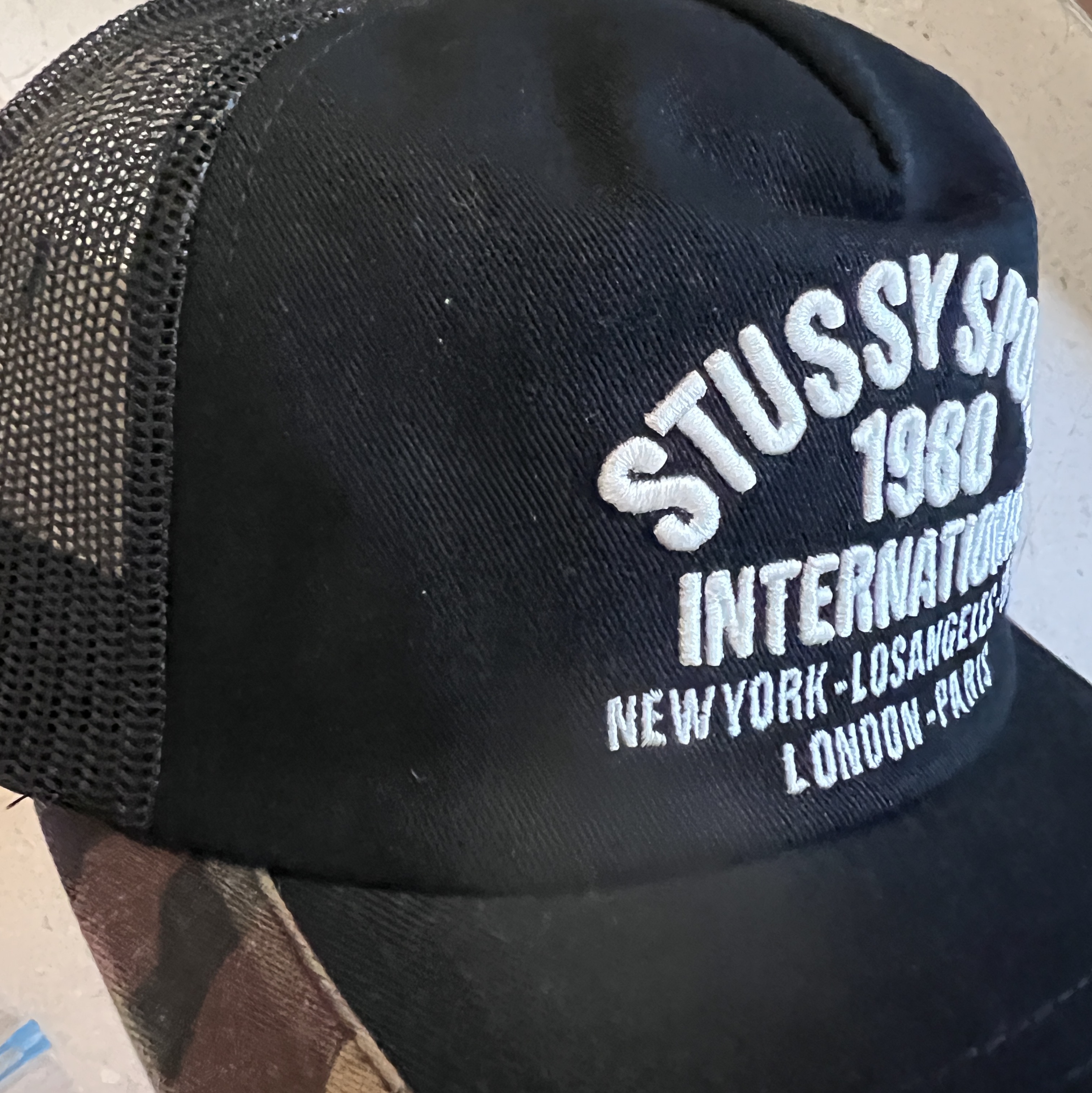 Stussy Trucker International Snapback Black 착용 스타일