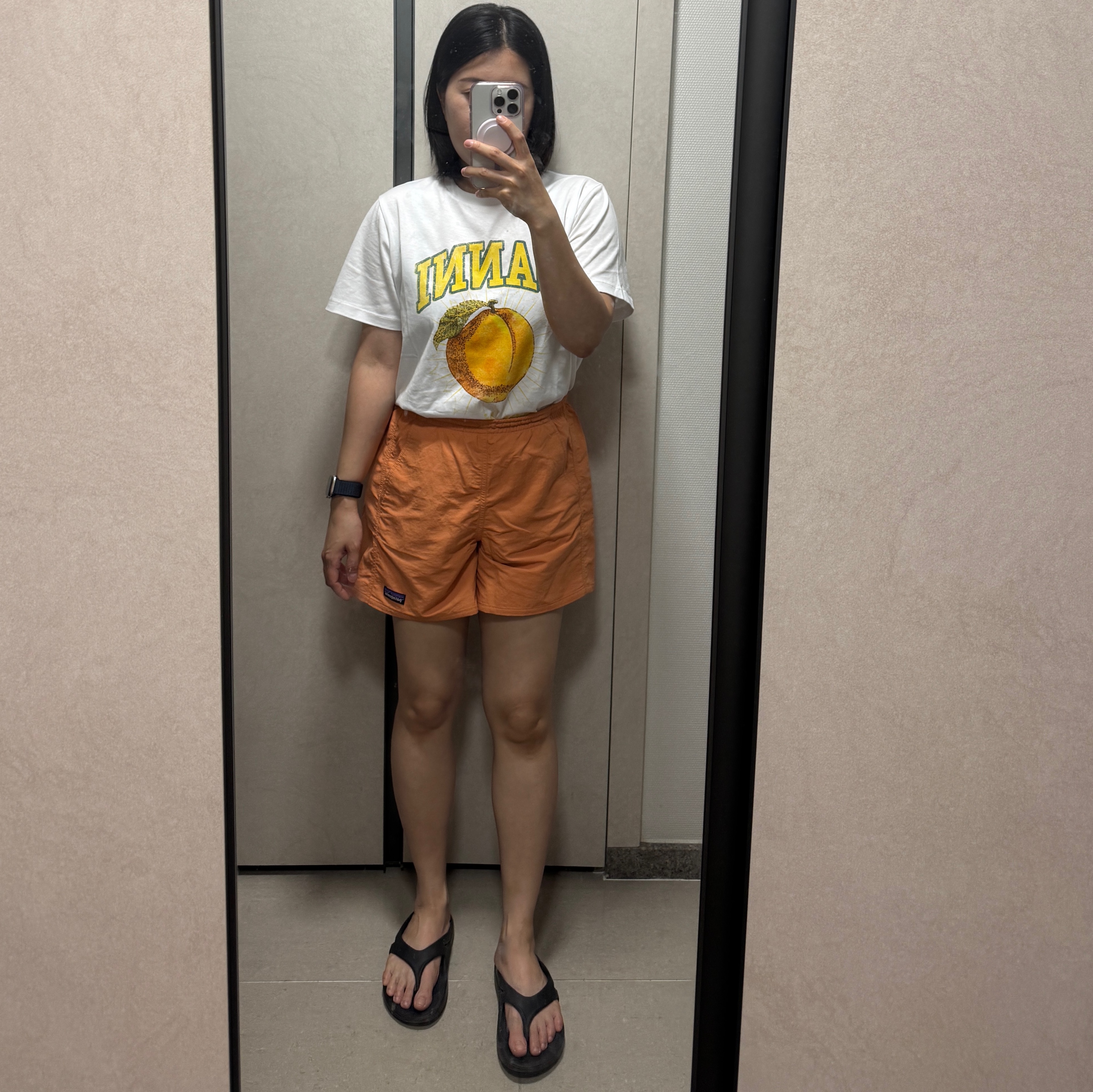 (W) Ganni Relaxed Peach T-Shirt Bright White, (W) Patagonia Baggies Shorts 5 Inch Tigerlily Orange 착용 스타일