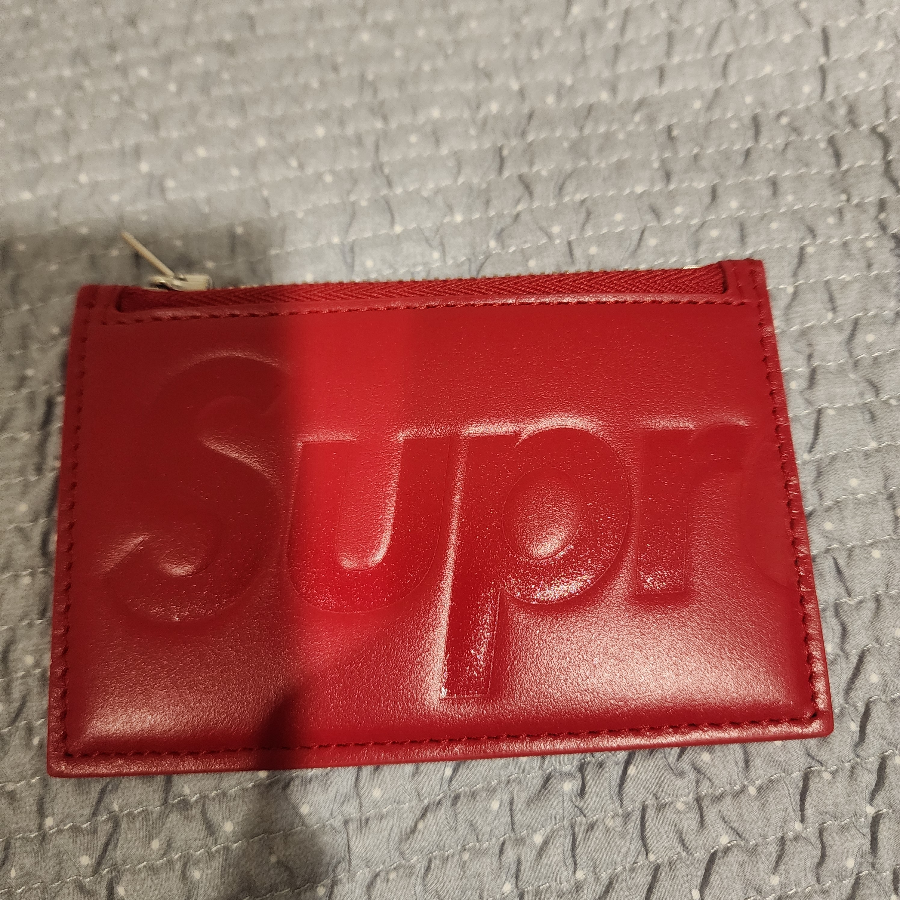 Supreme Leather Zip Card Holder Red 착용 스타일 - 2