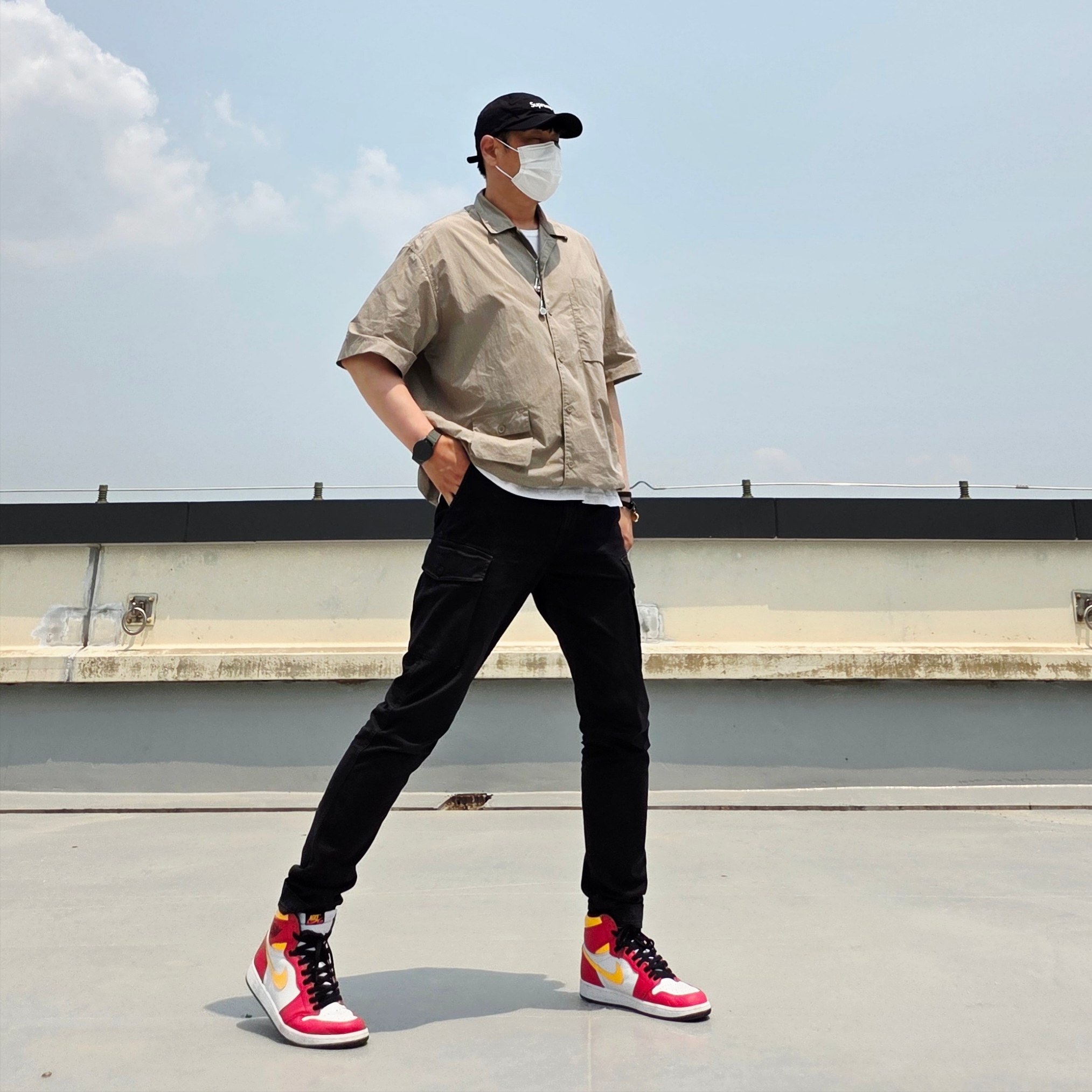 Supreme Washed Chino Twill Camp Cap Black, Alexander McQueen Gold Skull Strap Bracelet Black 착용 스타일 - 5