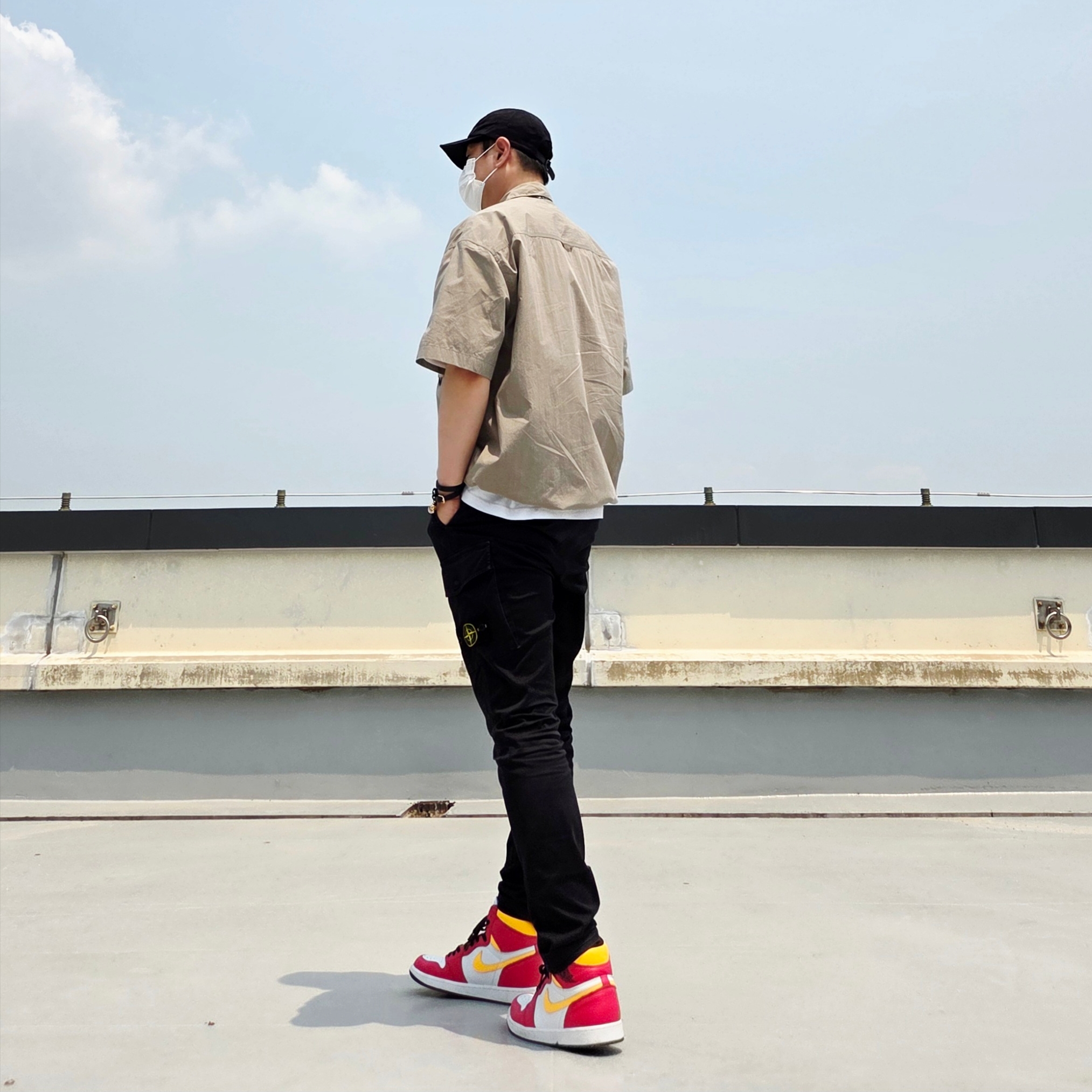 Supreme Washed Chino Twill Camp Cap Black, Alexander McQueen Gold Skull Strap Bracelet Black 착용 스타일 - 6