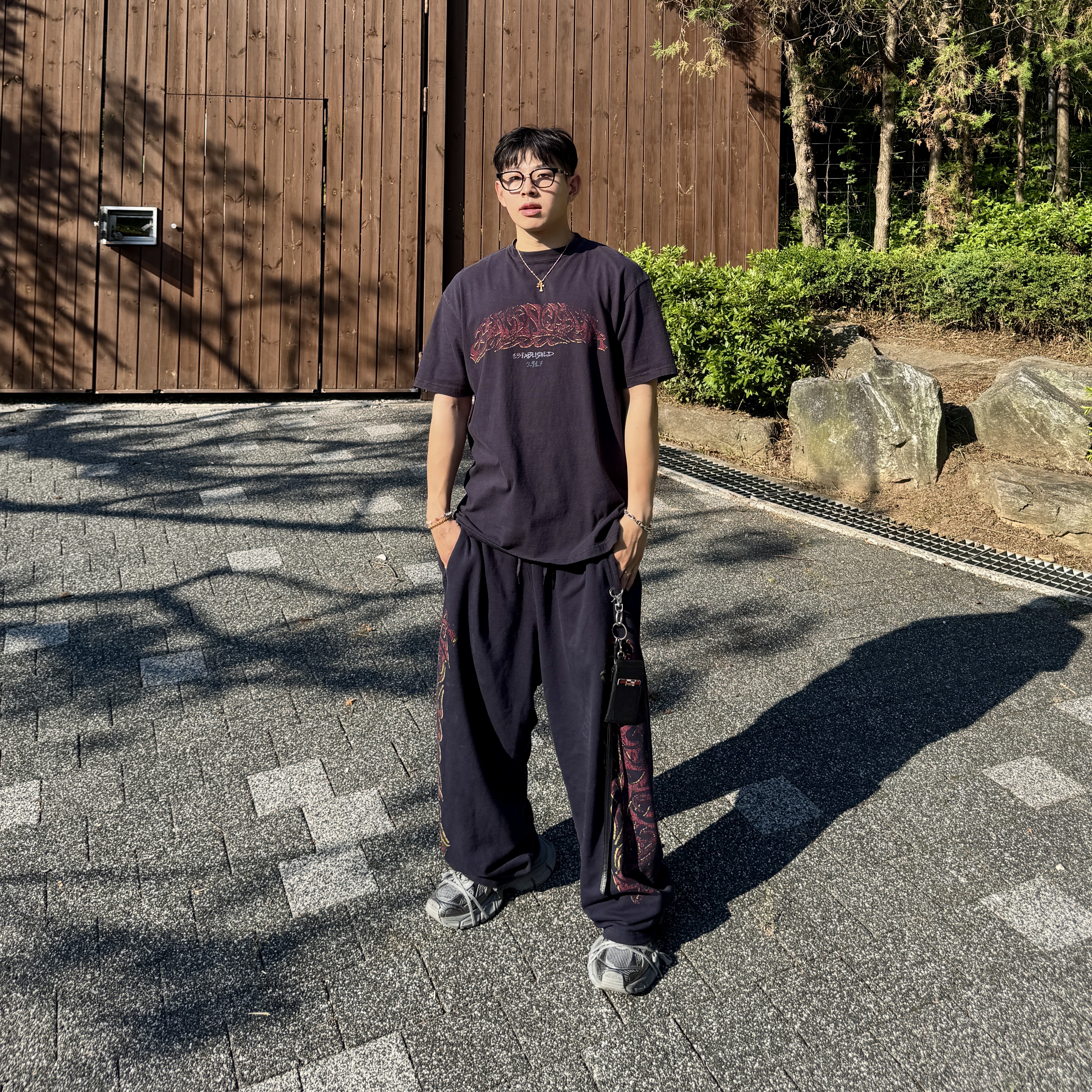 Balenciaga Offshore Oversized T-Shirt Black Faded, Balenciaga Offshore Baggy Sweatpants Black Faded 착용 스타일 - 2