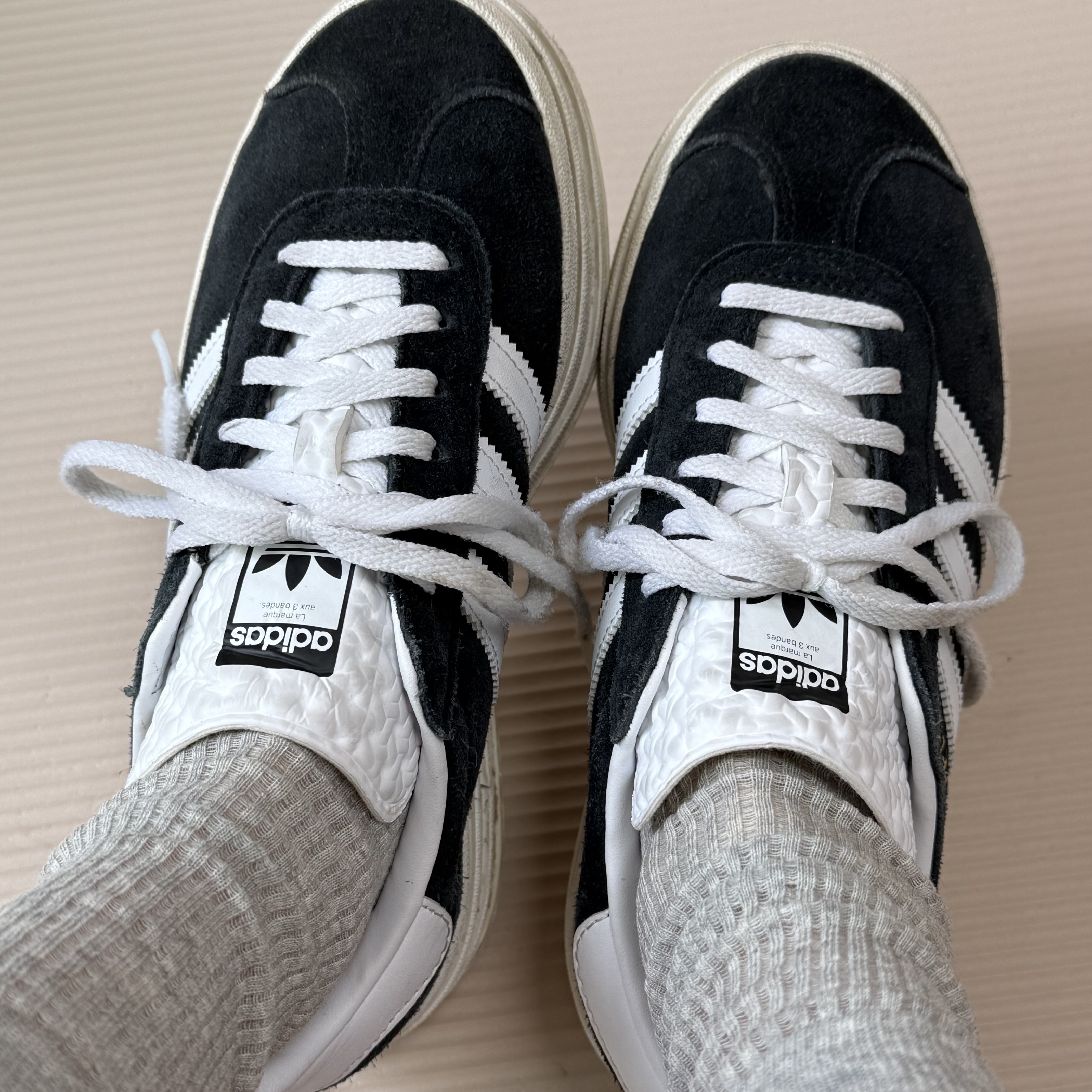 (W) Adidas Gazelle Bold Core Black Cloud White 착용 스타일 - 2