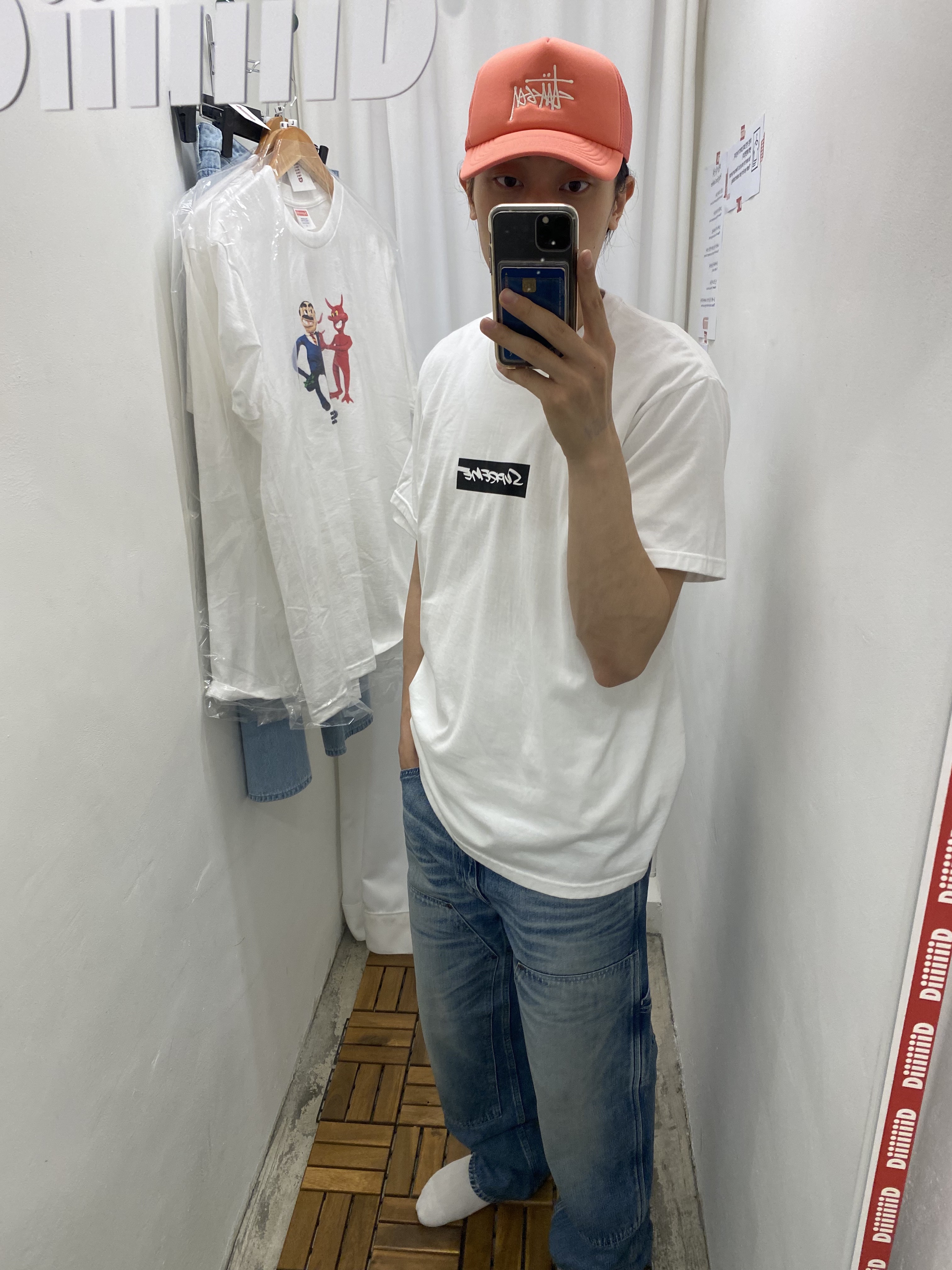 Supreme Worn Double Knee Painter Pants Denim - 25SS, Supreme Business T-Shirt White - 23SS 착용 스타일 - 5