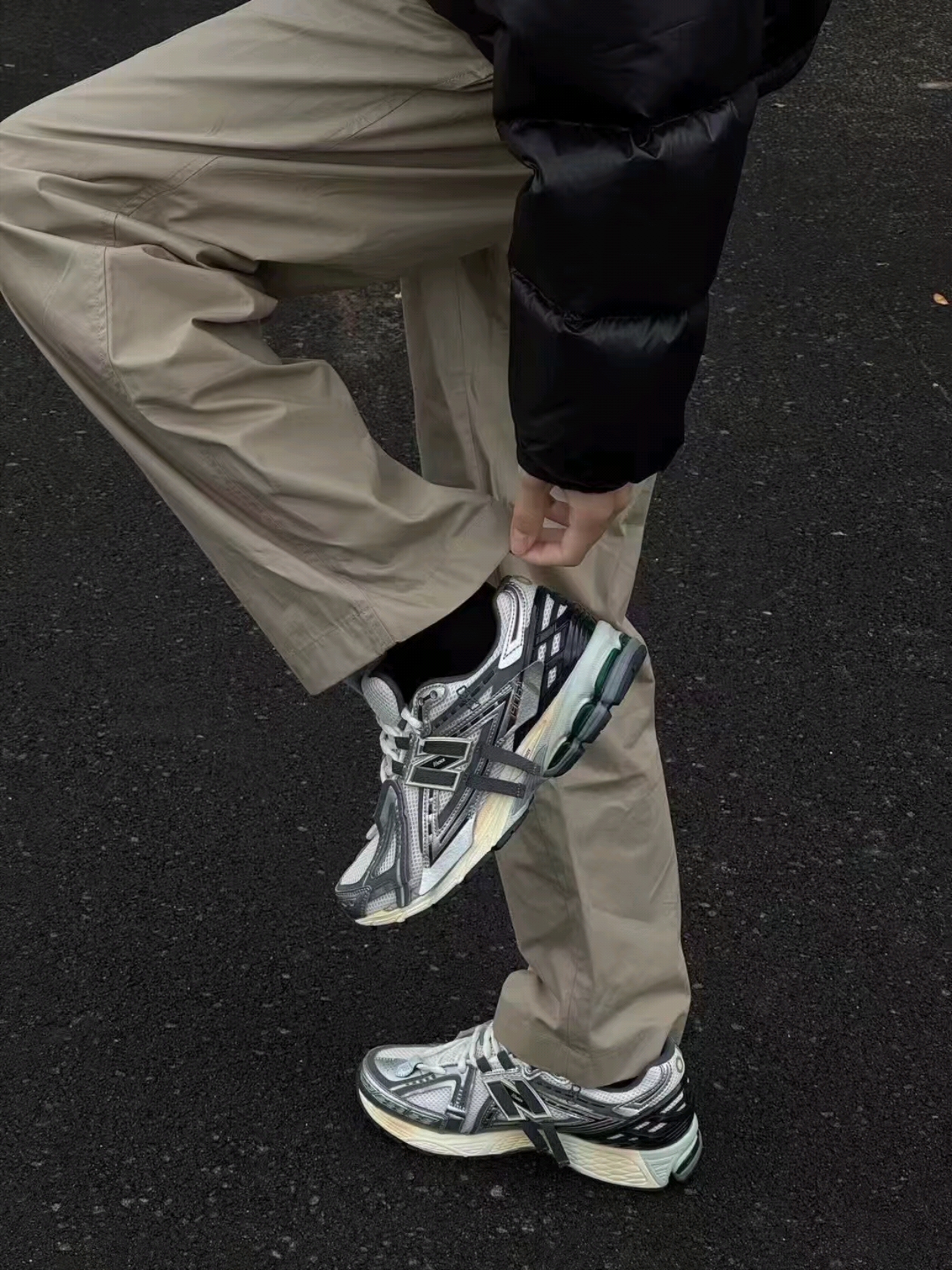 New Balance 1906A Silver Metallic Castlerock 착용 스타일 - 1