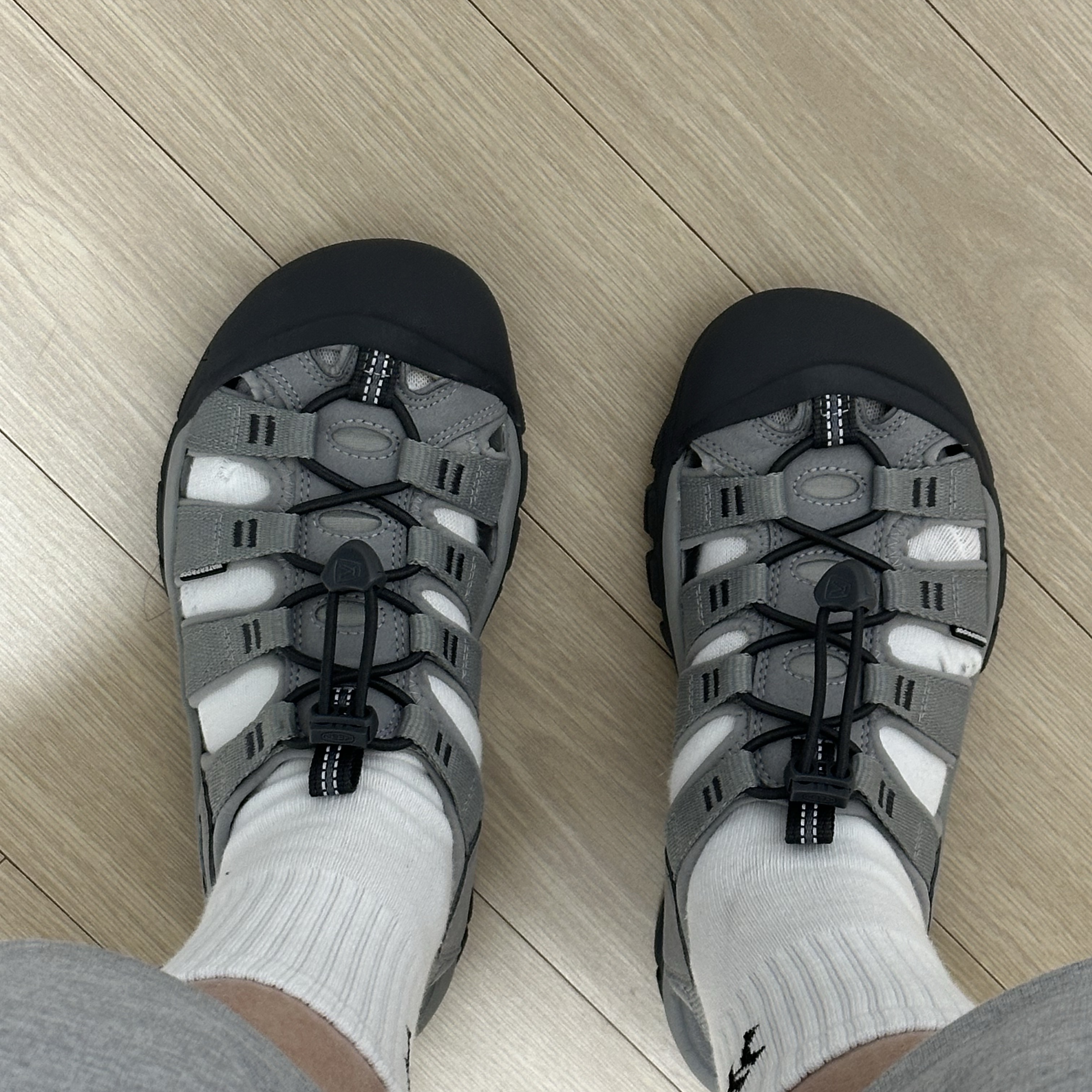 (W) Keen Newport H2 Grey Smoke Blue 착용 스타일