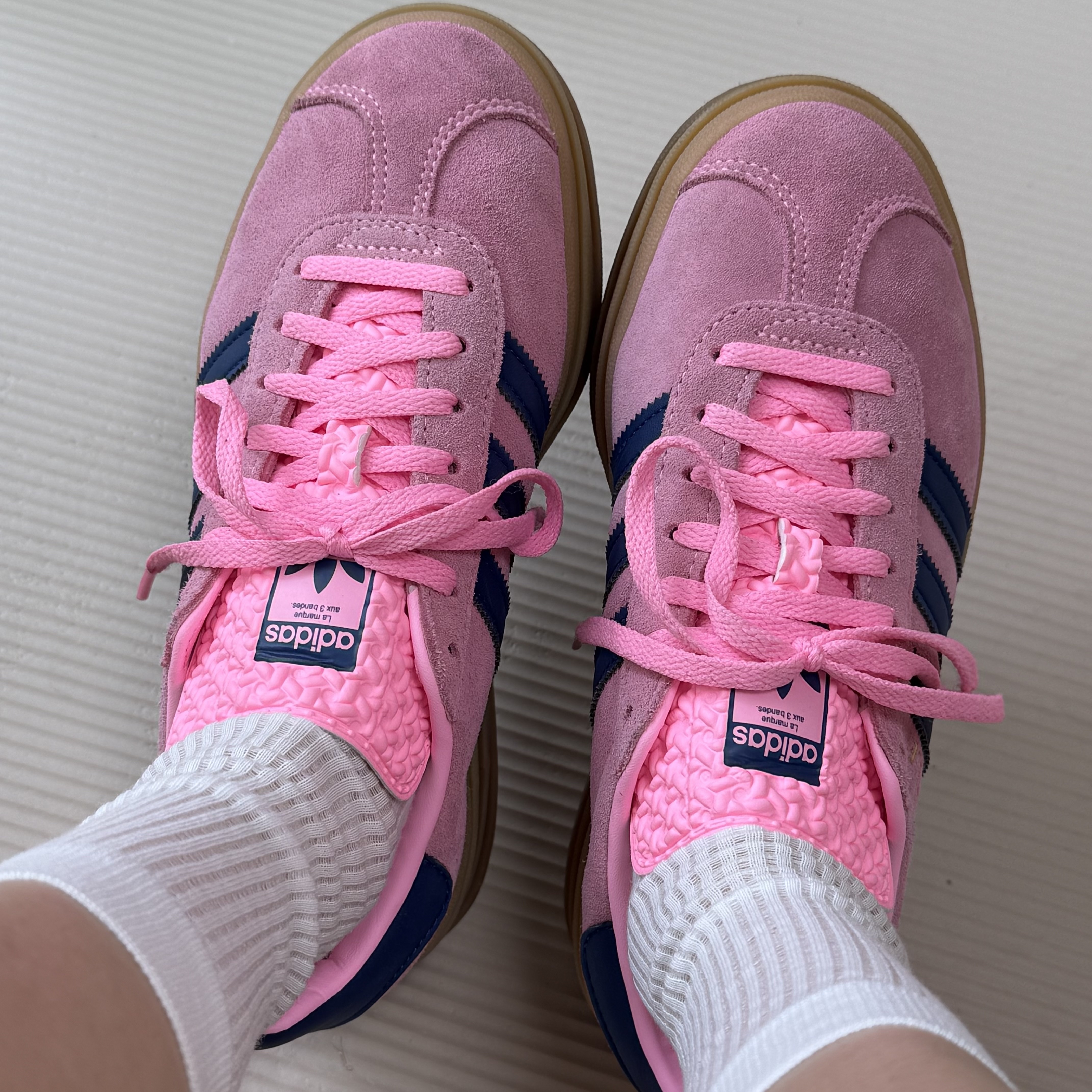 (W) Adidas Gazelle Bold Pink Glow Victory Blue 착용 스타일 - 1