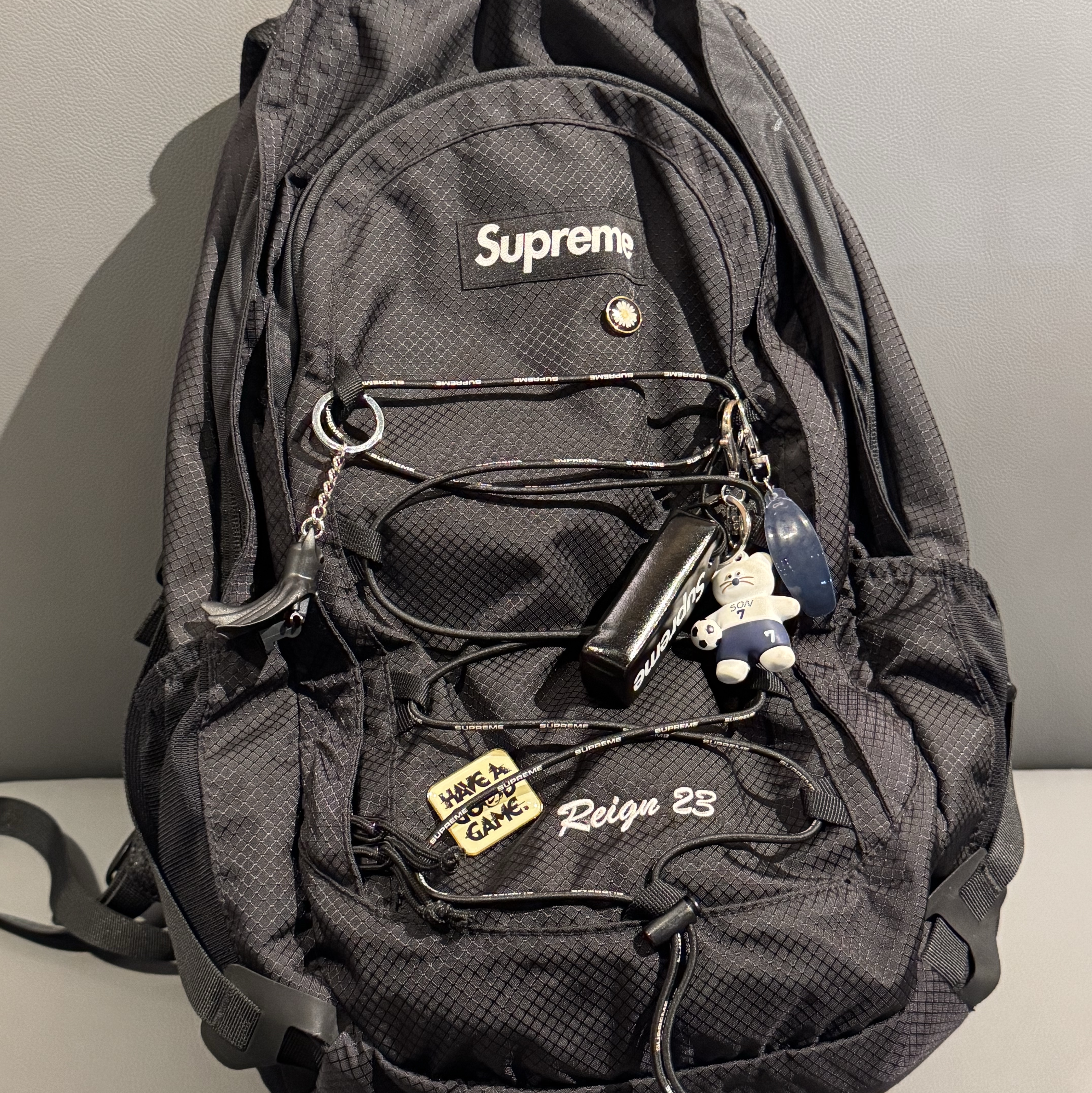 Supreme Backpack Black - 22SS 착용 스타일