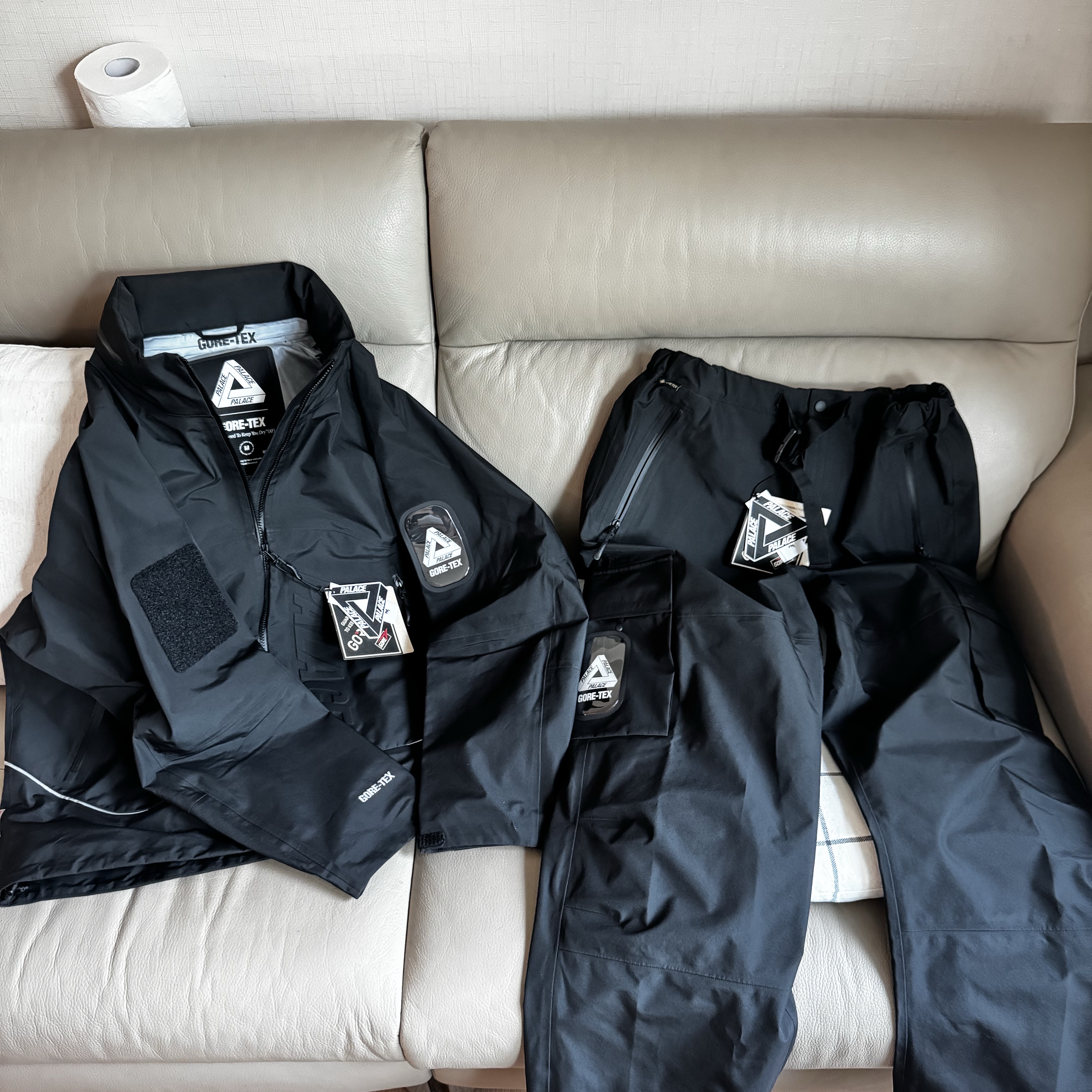 Palace Gore-Tex 3L M-Tek Jacket Black - 24FW, Palace Gore-Tex 3L M-Tek Trouser Black - 24FW 착용 스타일 - 2