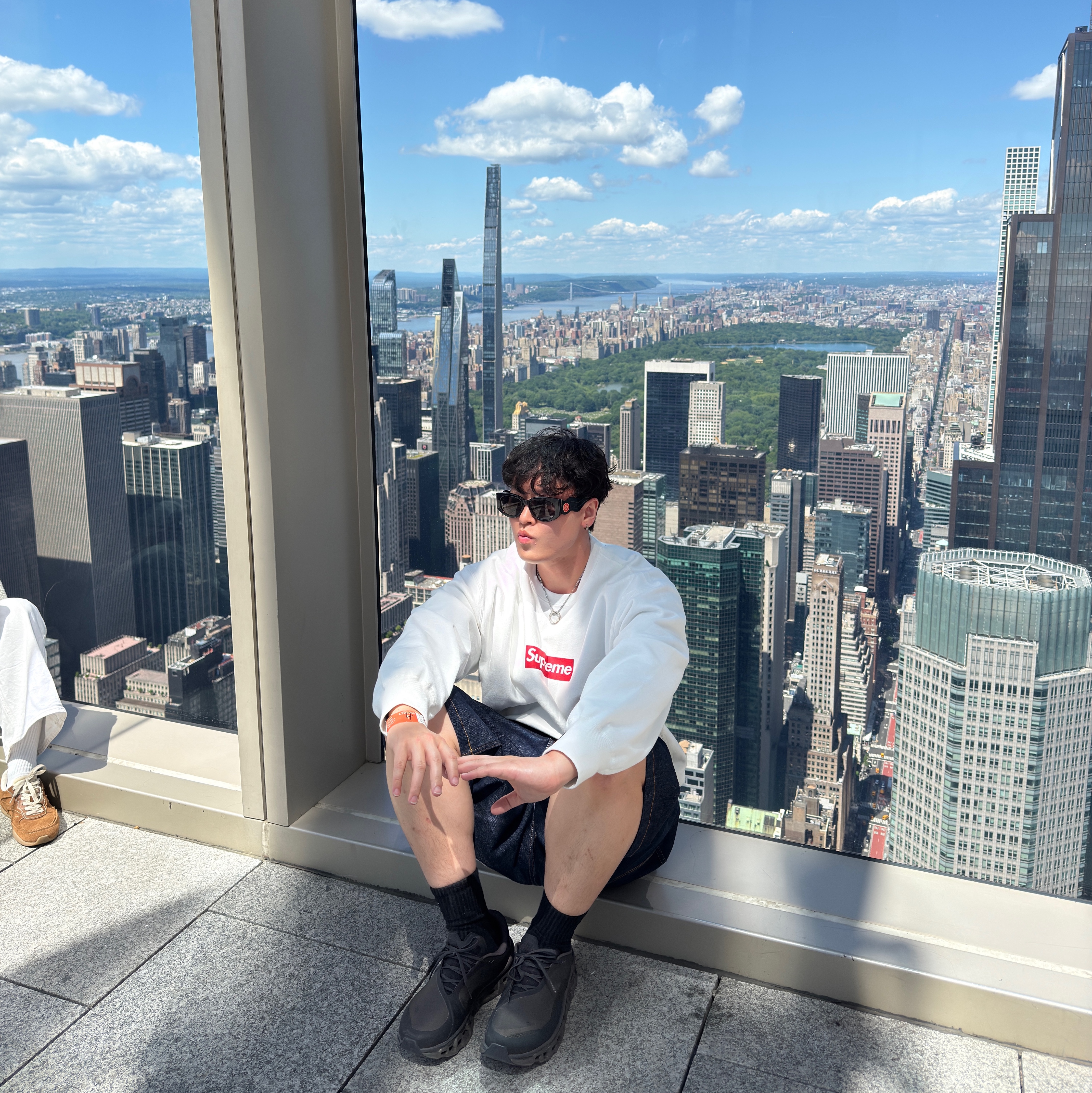 Supreme Washed Box Logo Crewneck White - 25SS, On Running x Post Archive Faction (Paf) Cloudmonster 2 Thorn Brown 착용 스타일 - 1