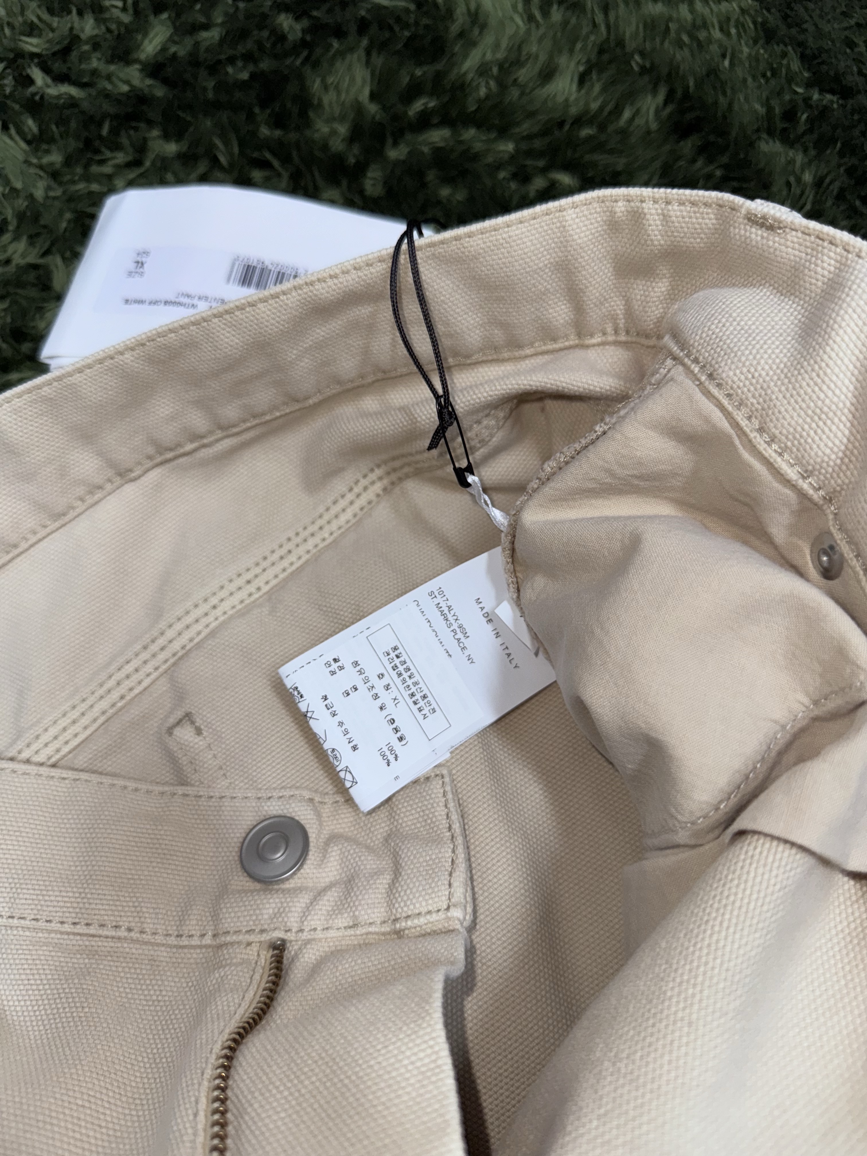 1017 Alyx 9SM Destroyed Carpenter Pants Off White 착용 스타일 - 4