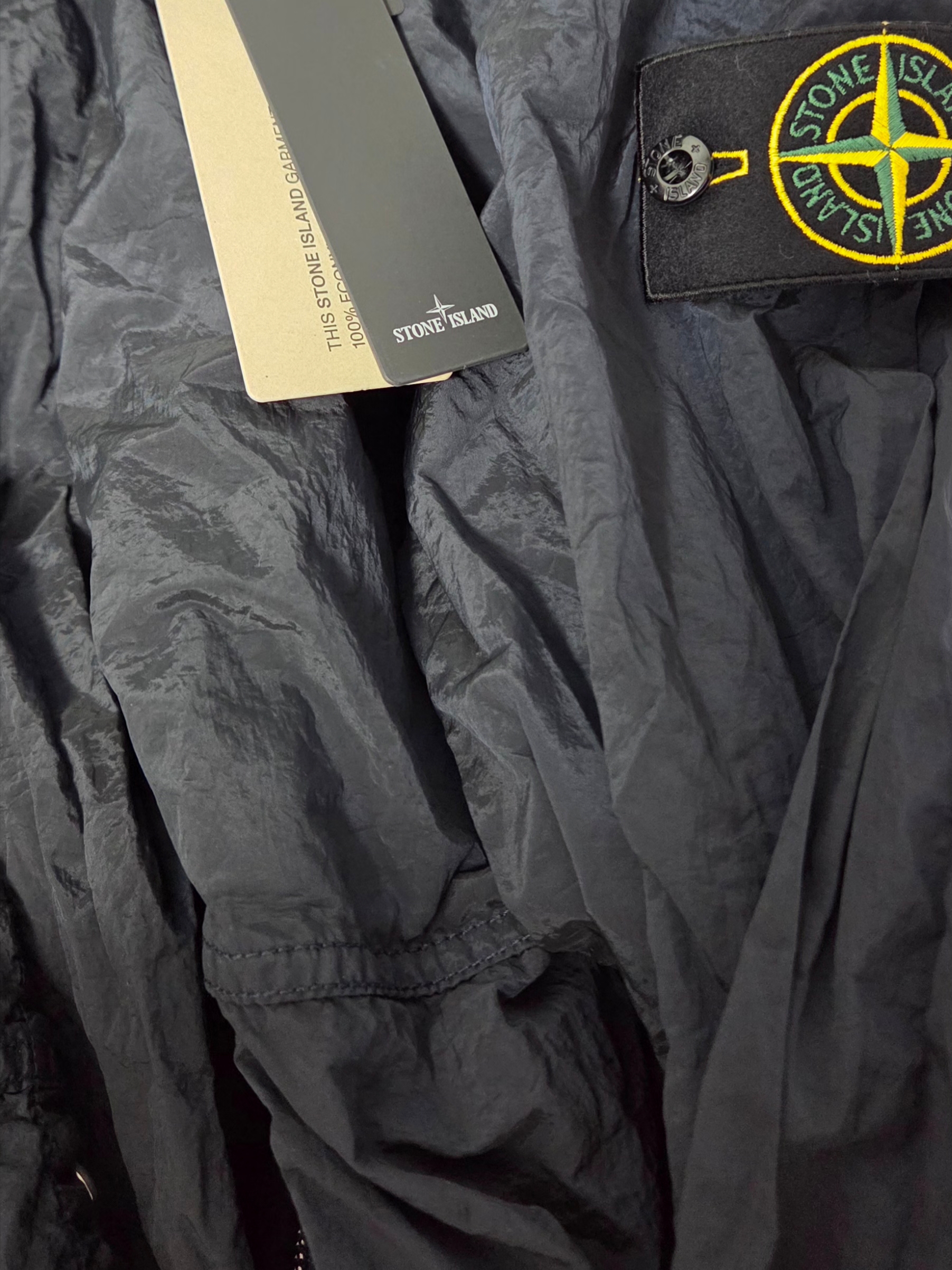 Stone Island 1200005 Nylon Metal in Econyl Overshirt with Pocket and Two-Way Zipper Navy Blue - 25SS 착용 스타일