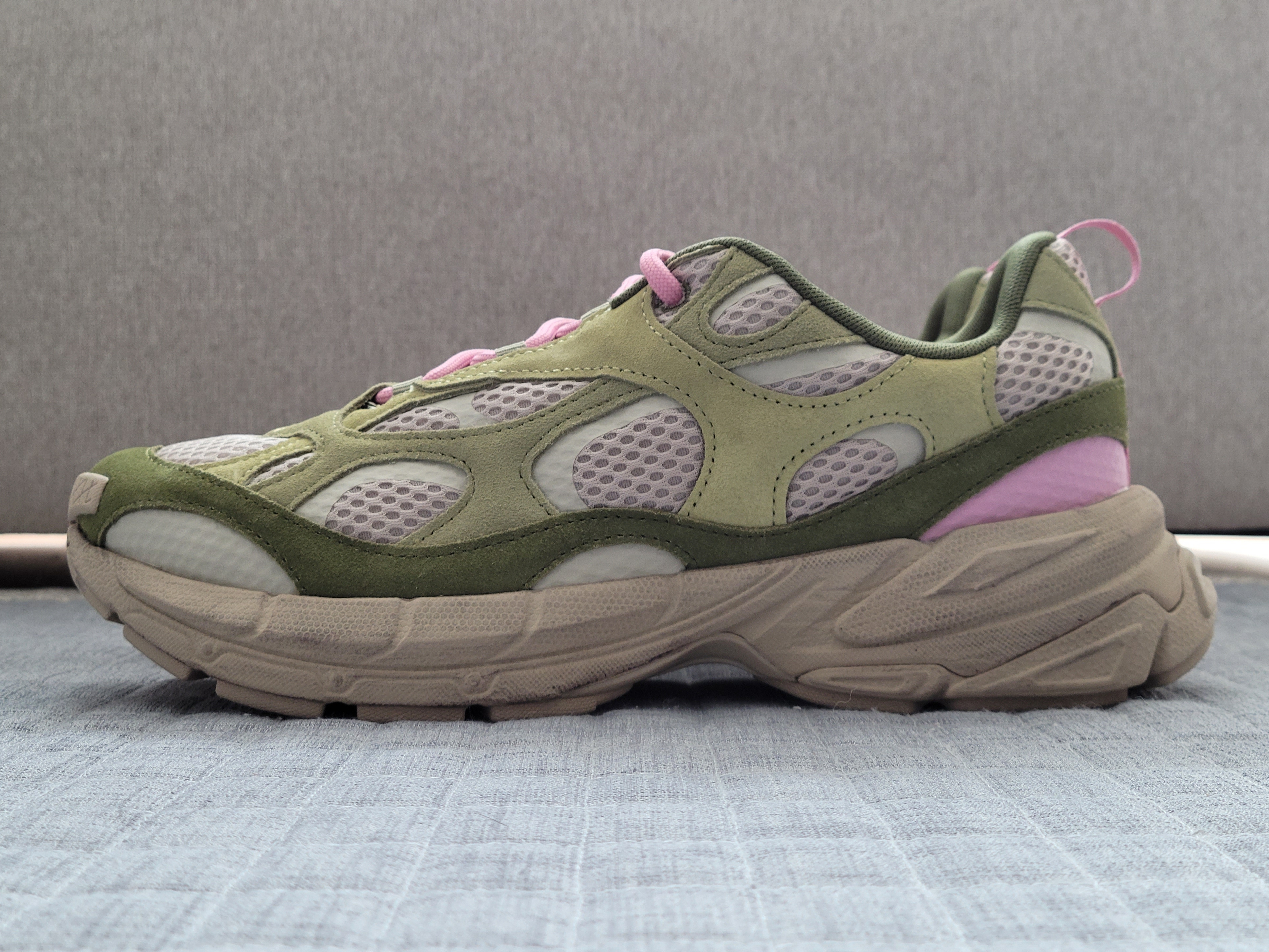 Puma x KidSuper Velophasis NU Olive Green Putty 착용 스타일 - 1