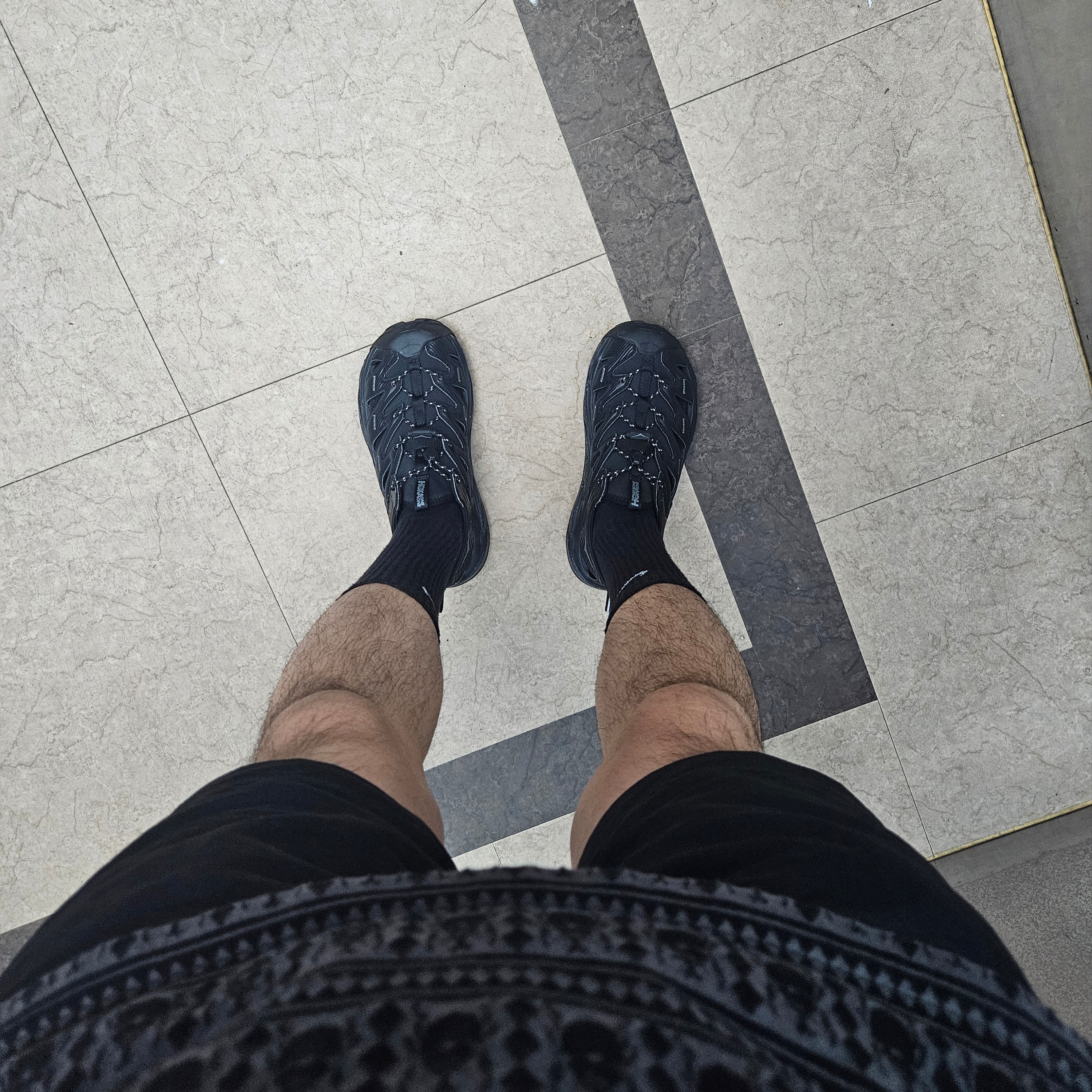 Hoka Hopara Black Castle Rock 착용 스타일