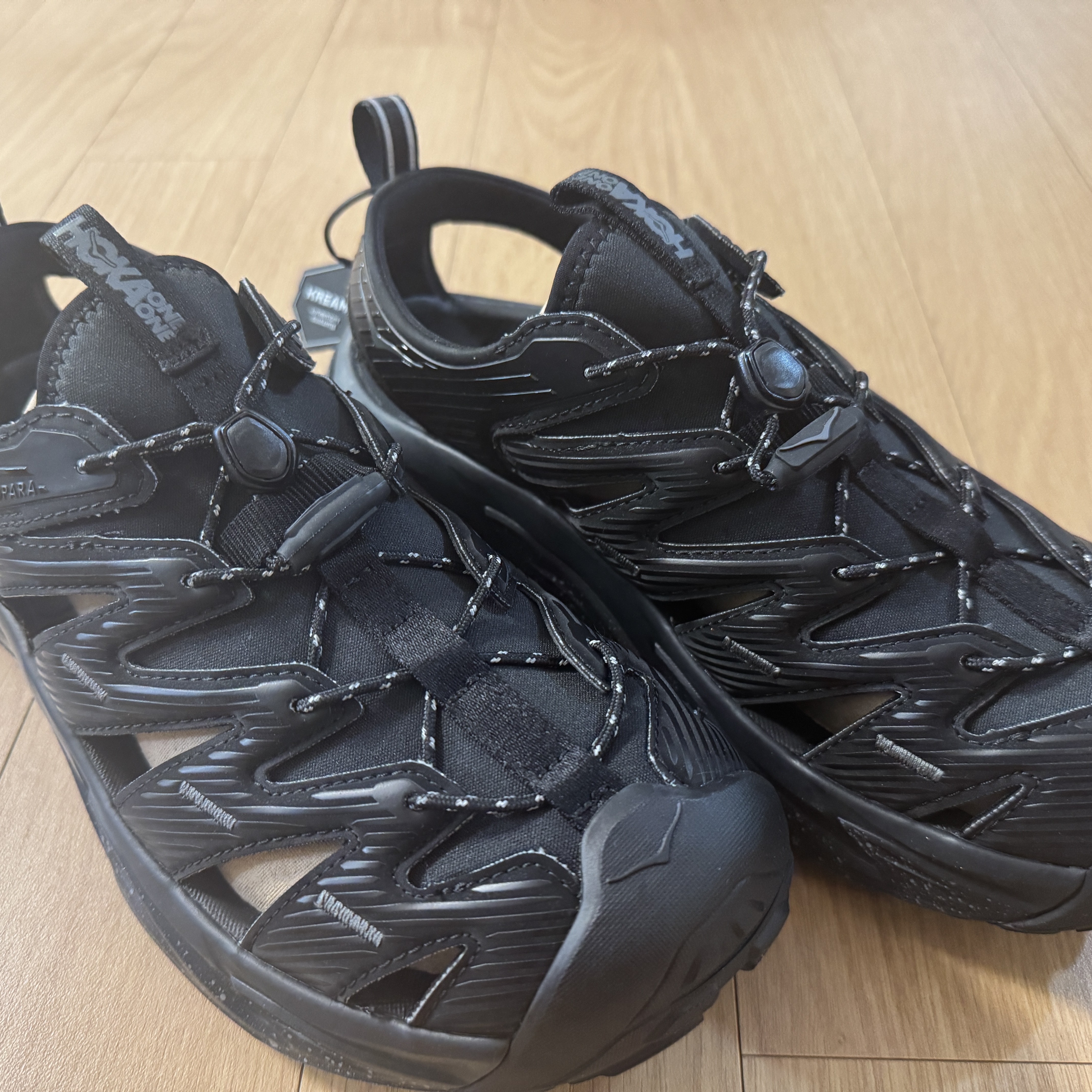 Hoka Hopara Black Castle Rock 착용 스타일 - 2