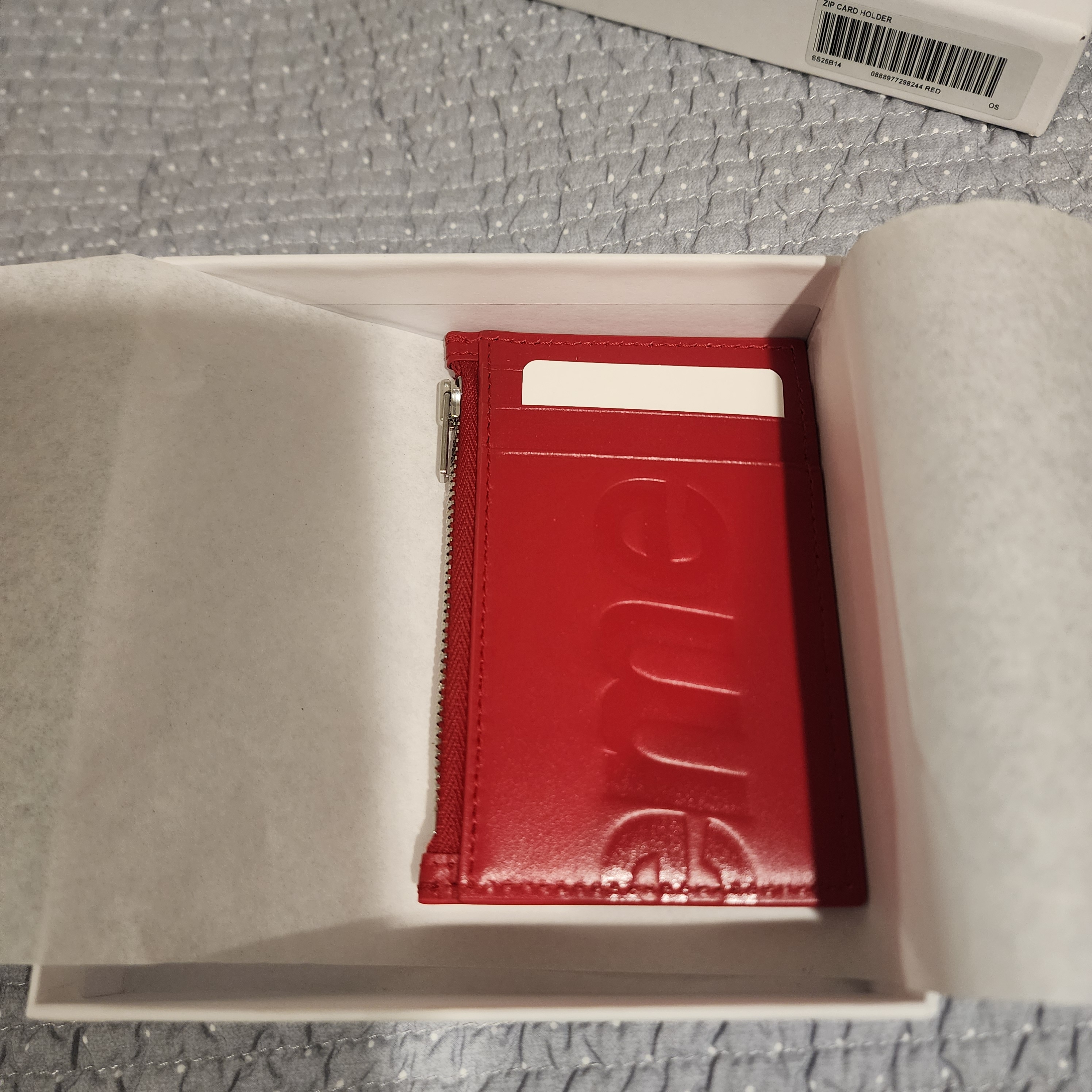 Supreme Leather Zip Card Holder Red 착용 스타일 - 1
