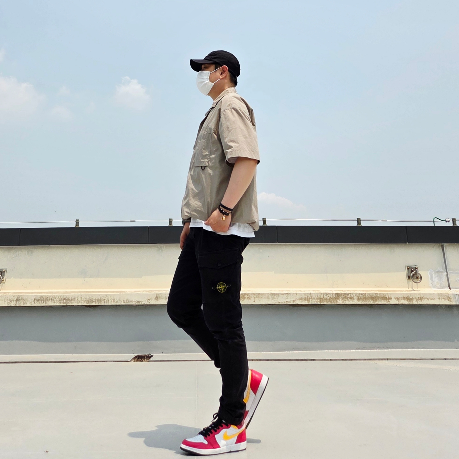 Supreme Washed Chino Twill Camp Cap Black, Alexander McQueen Gold Skull Strap Bracelet Black 착용 스타일 - 3