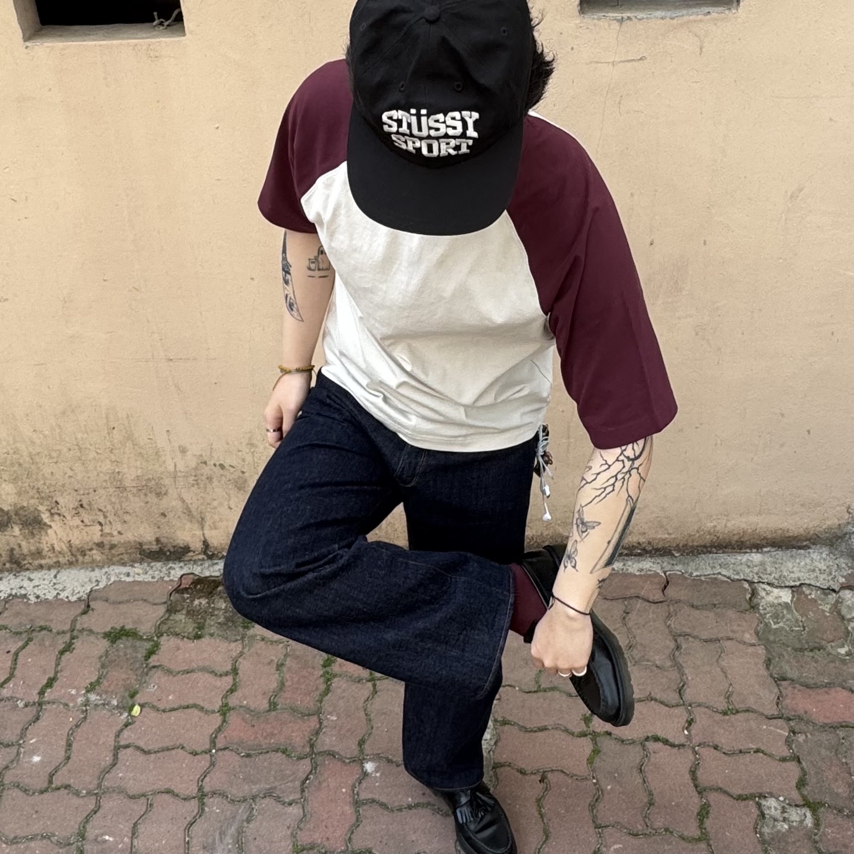 Stussy Mid-Depth Sport Snapback Black, Dr. Martens Adrian Smooth Black 착용 스타일