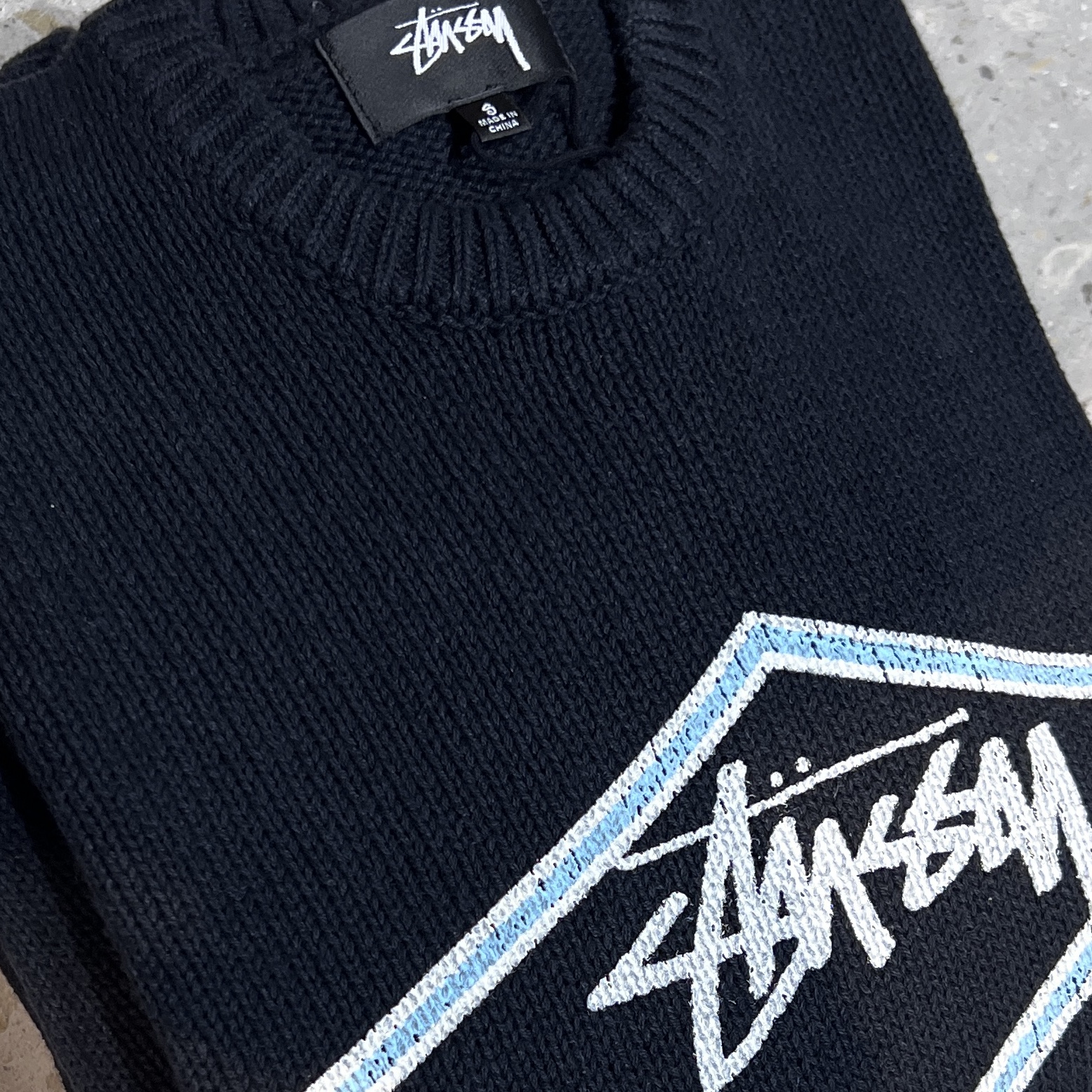 Stussy Surf Team Sweater Black 착용 스타일