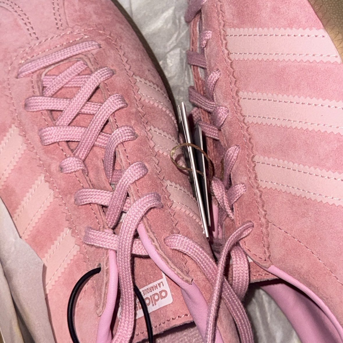 Adidas Bermuda Glow Pink 착용 스타일
