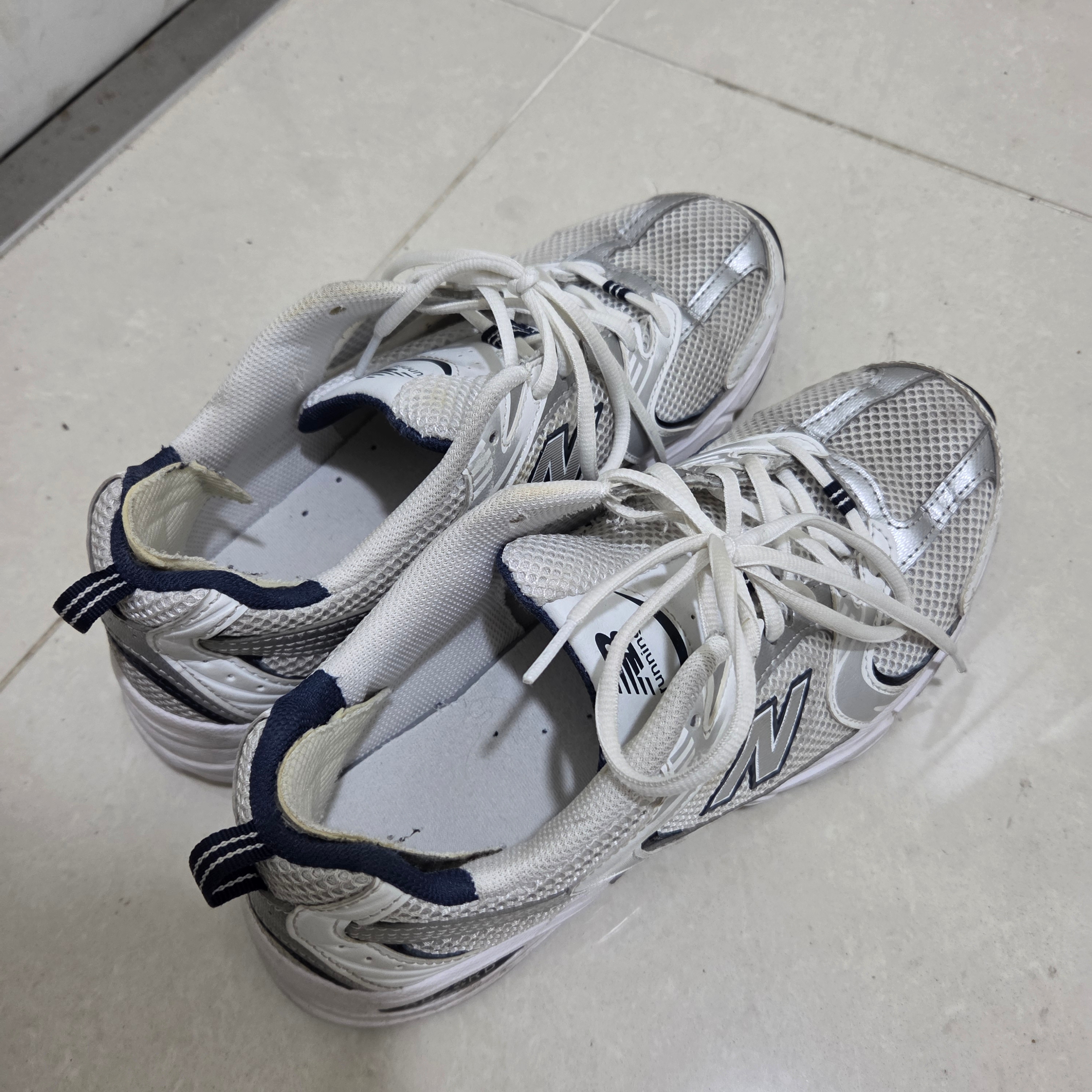 New Balance 530 White 착용 스타일