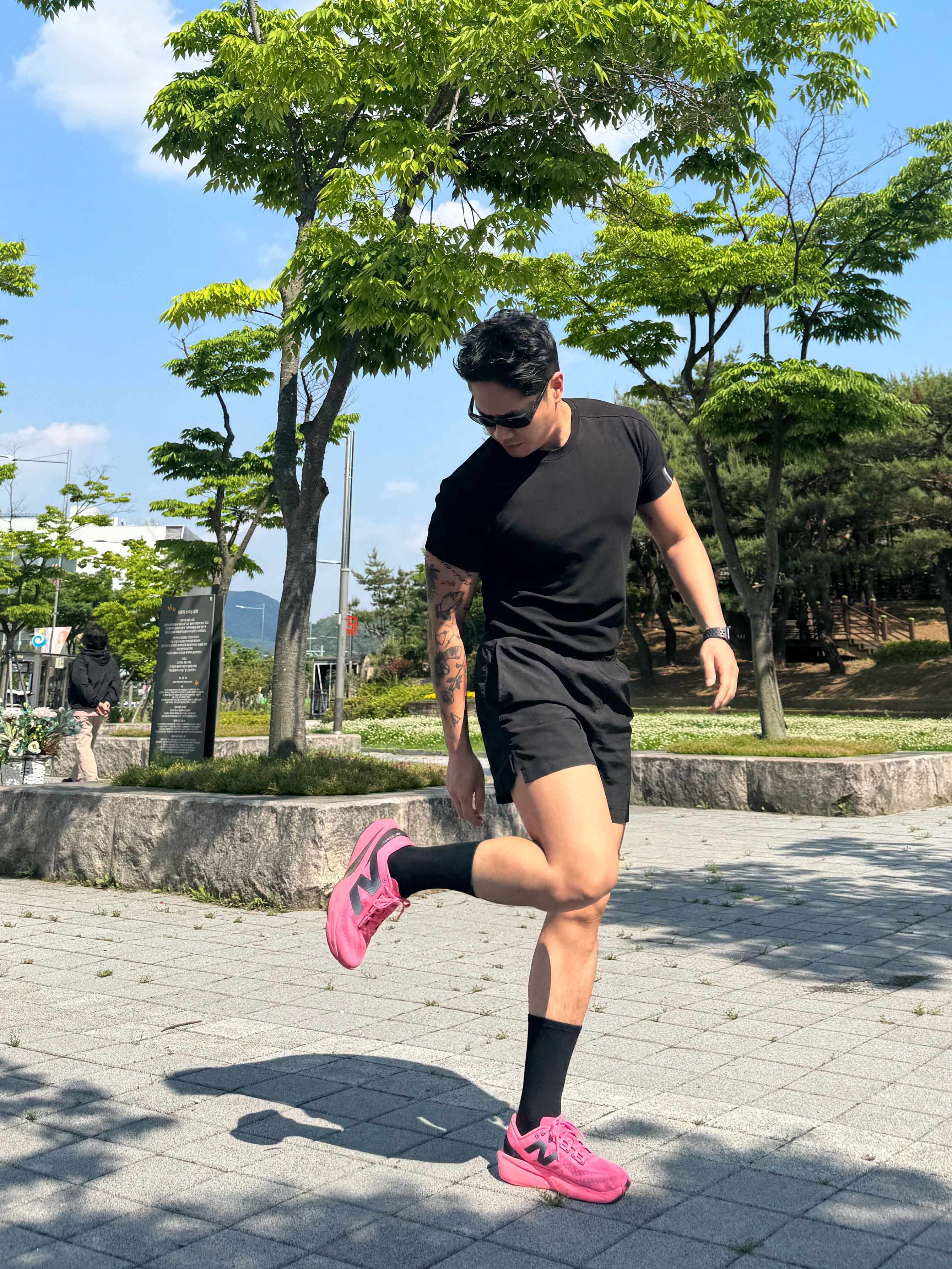 New Balance Fuelcell Rebel v4 Ultra Pink Black - D Standard, Ray-Ban DADDY-O II Polished Black Frame Green Classic G-15 Lenses 착용 스타일 - 4
