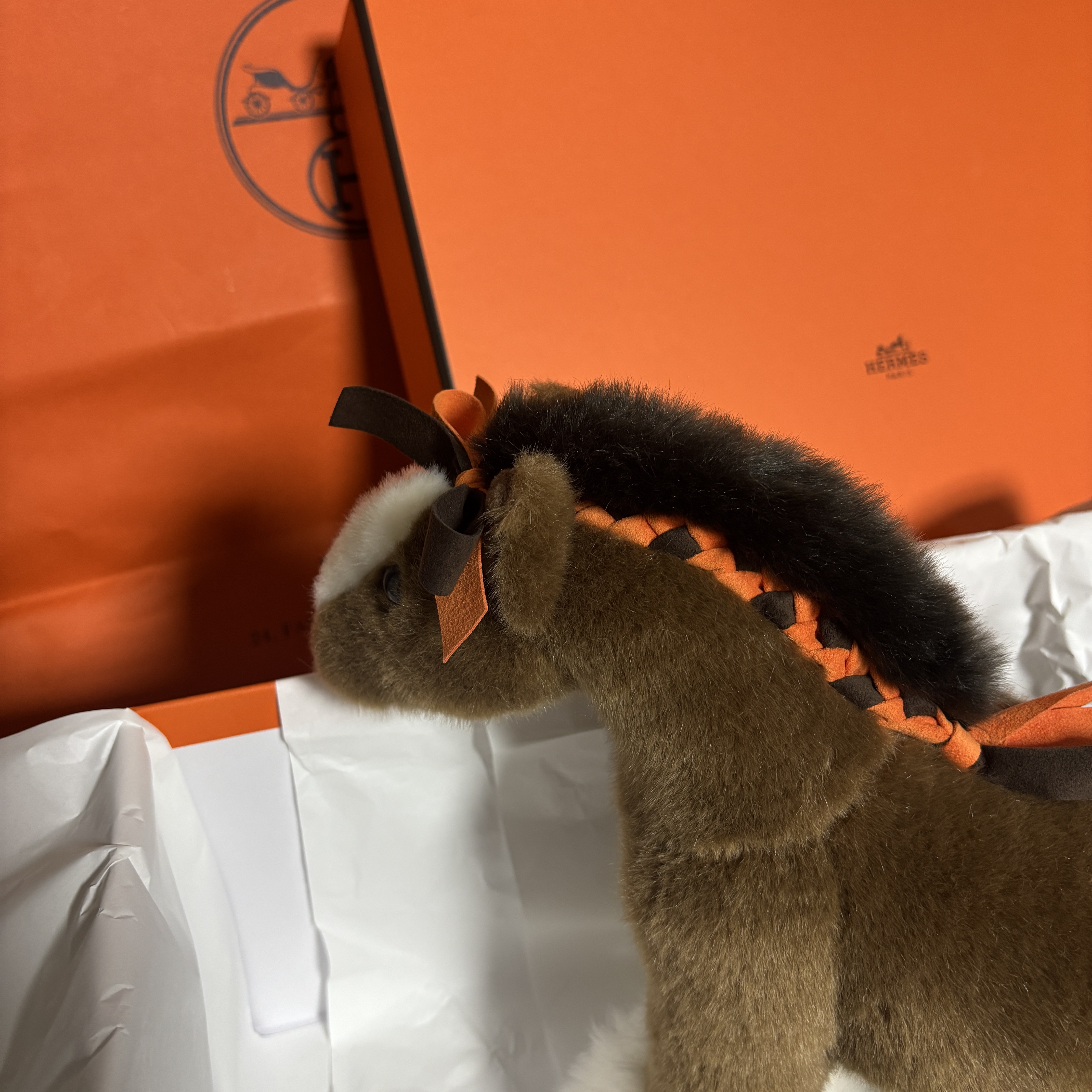 Hermes Extra Small Petite Cheval Hermy Plush Horse 착용 스타일 - 2