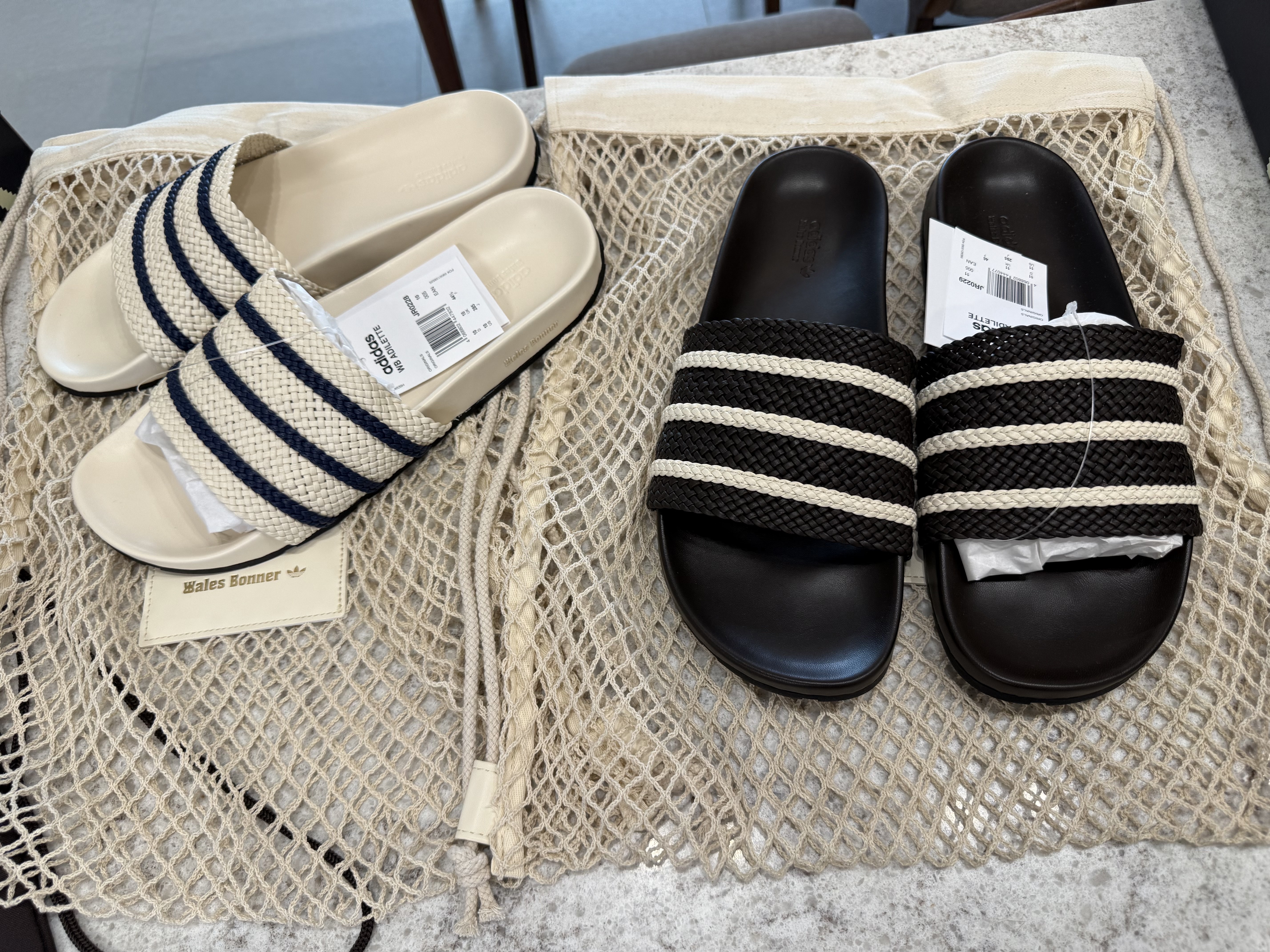 Adidas x Wales Bonner Adilette Dark Brown Wonder White, Adidas x Wales Bonner Adilette Wonder White Night Indigo 착용 스타일 - 1
