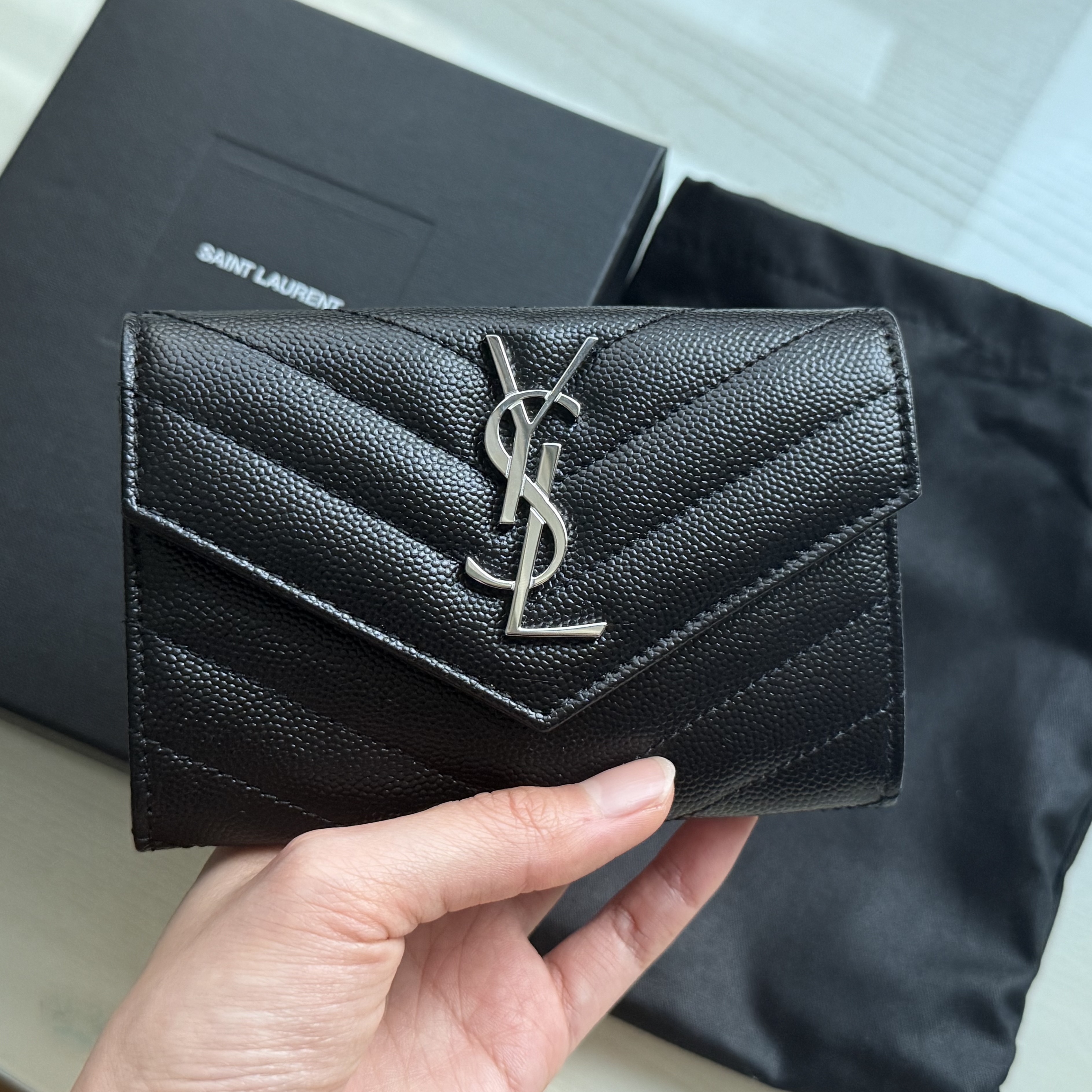 Saint Laurent Cassandre Matelasse Small Envelope Wallet in Grain de Poudre Embossed Leather Black Silver 착용 스타일 - 2