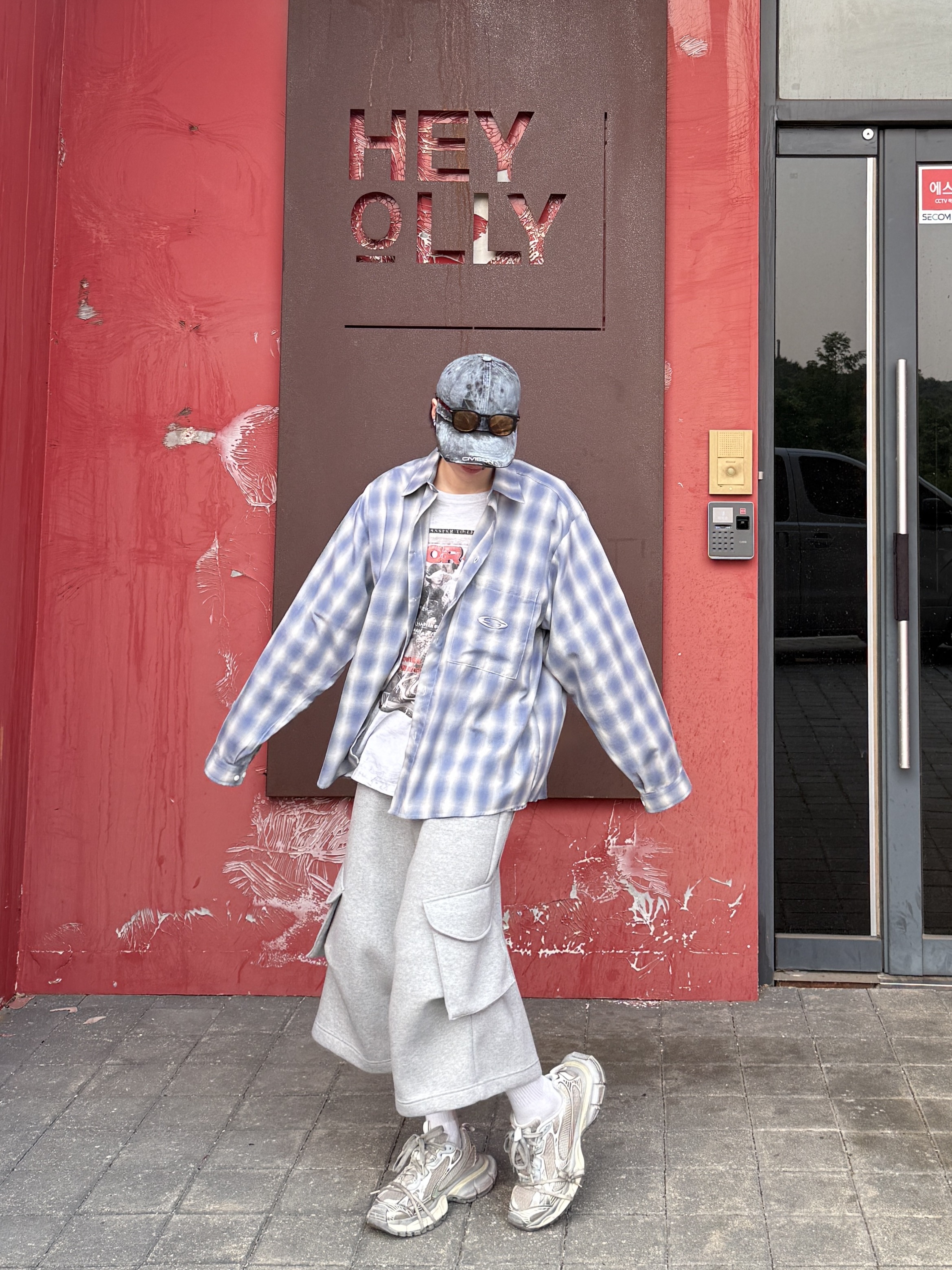 Balenciaga 3XL Sneakers Light Beige, GRAILZ x KOIN SEOUL Magazine T-Shirts Melange Grey 착용 스타일 - 9