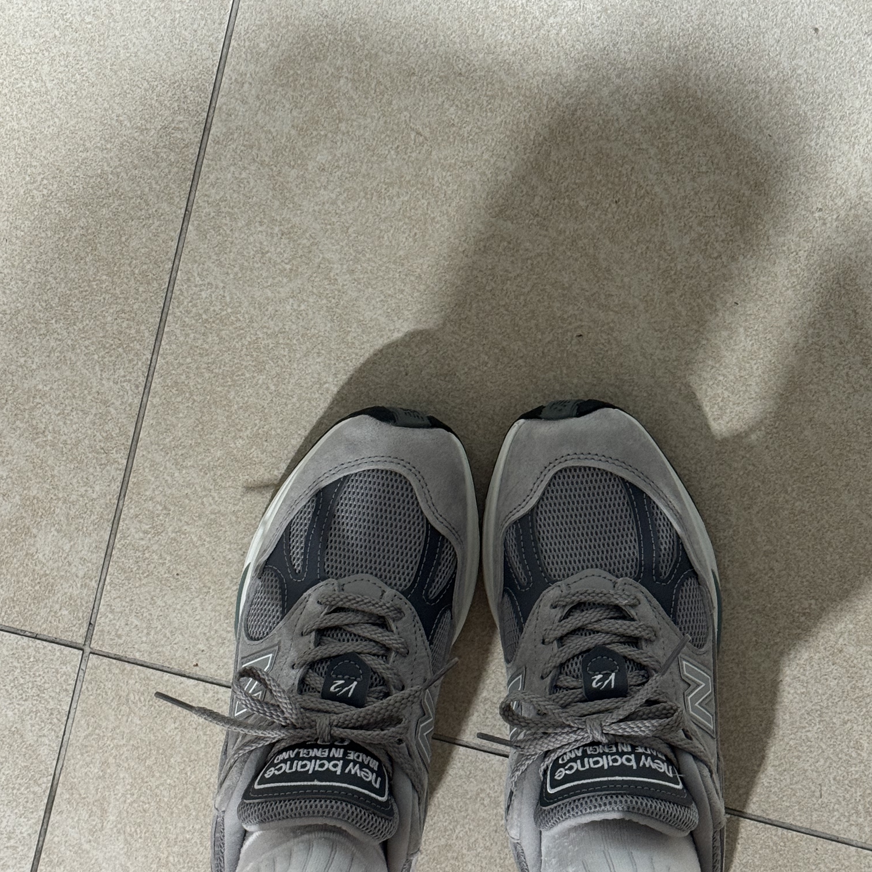New Balance 991v2 Made in UK Rock Ridge Alloy Silver 착용 스타일