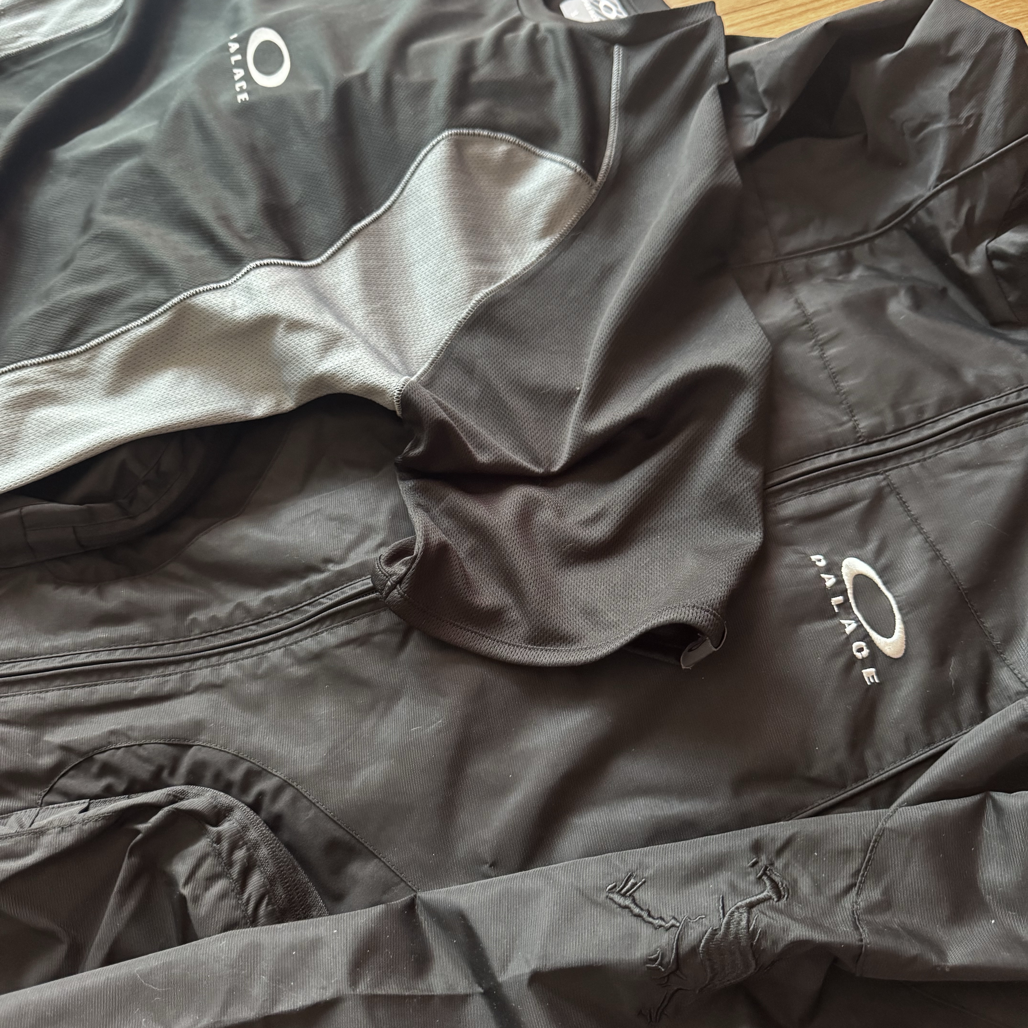 Palace x Oakley Nitrofuel Jacket Black - 23SS, Palace x Oakley Tech Jersey Black - 24FW 착용 스타일 - 2