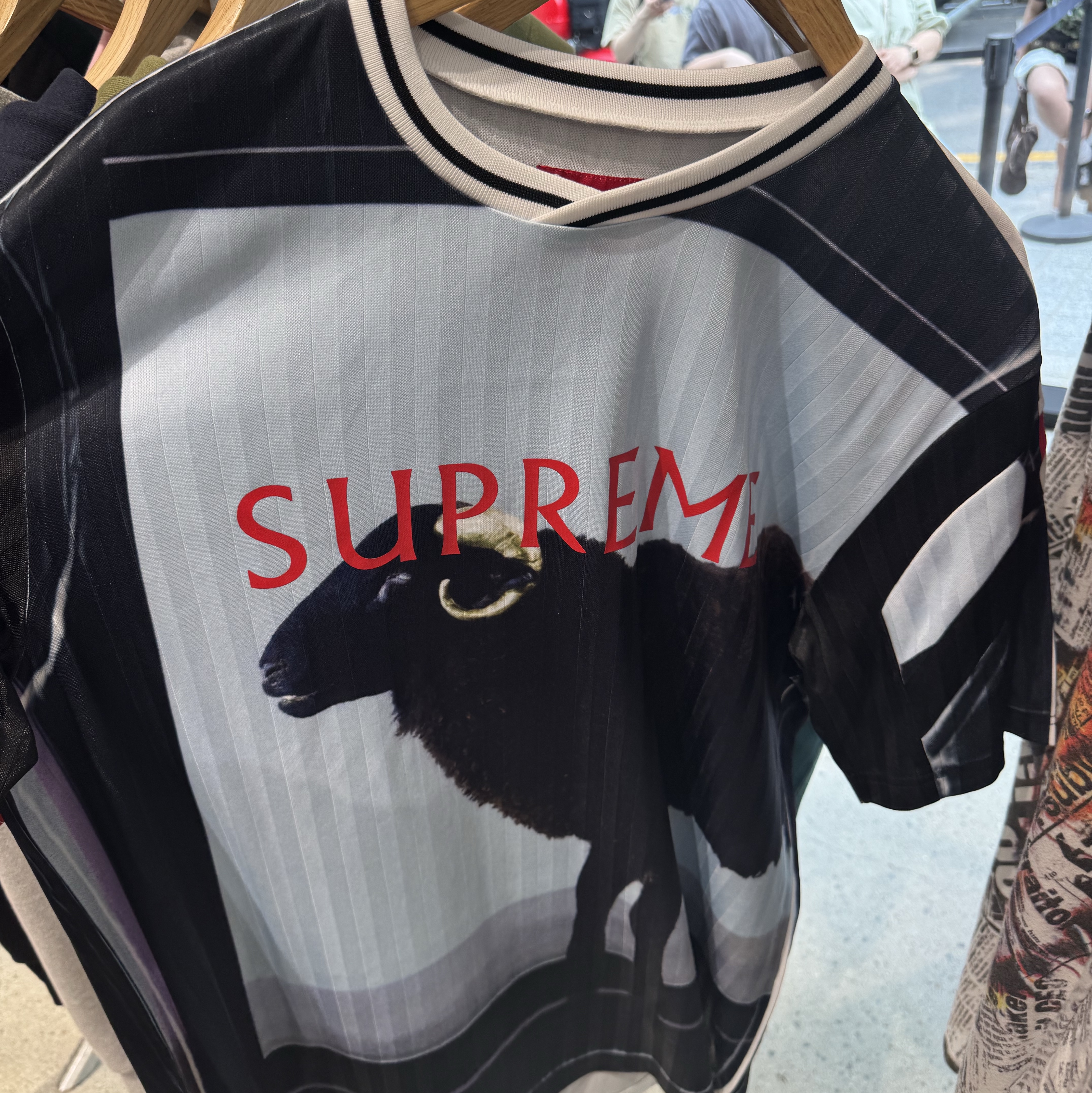 Supreme x Damien Hirst Soccer Jersey Black - 25SS 착용 스타일