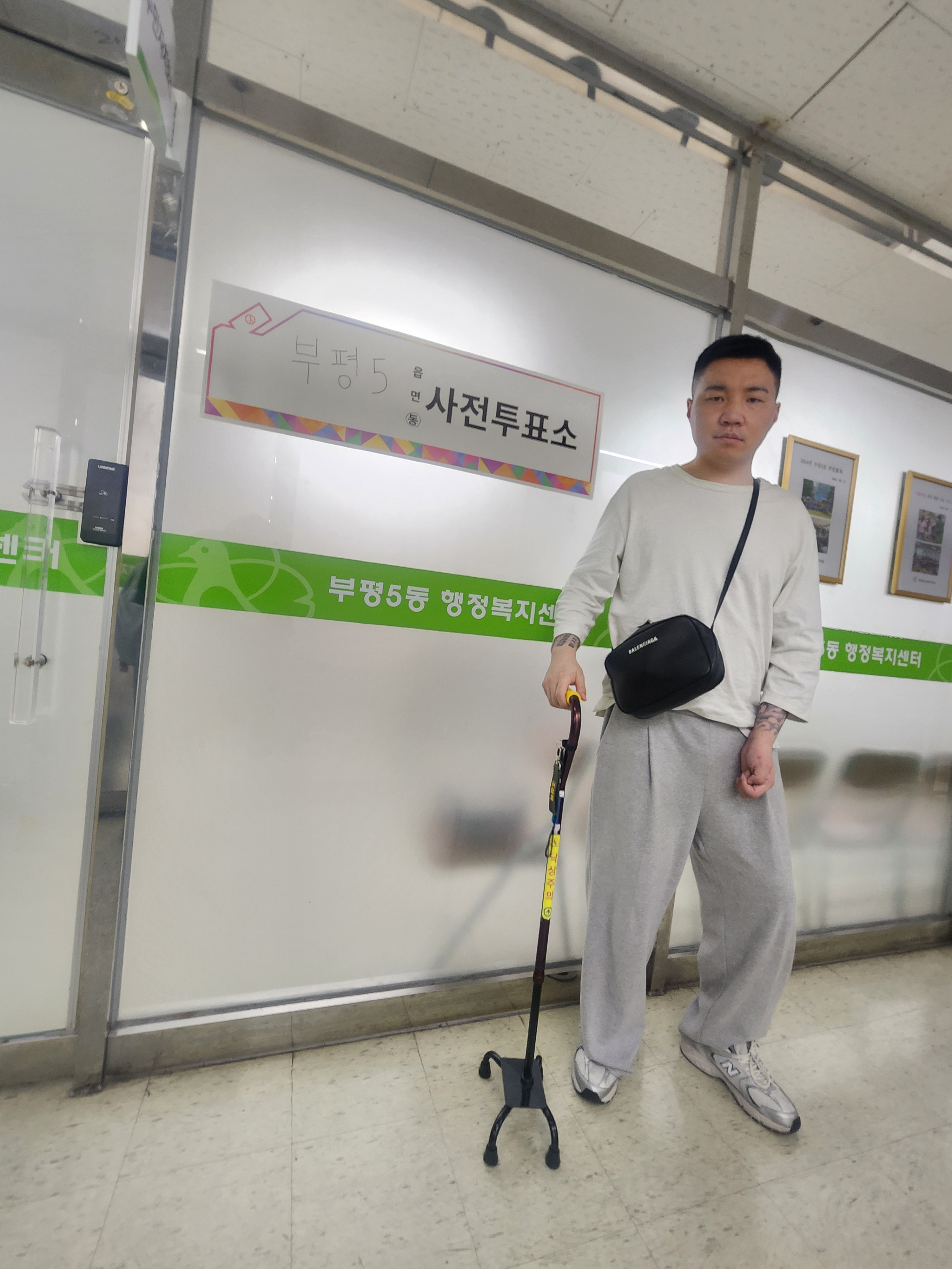 New Balance 530 Steel Grey, Balenciaga Everyday Small Camera Bag Black 착용 스타일