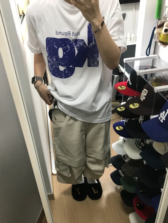 GRAILZ x KOIN SEOUL Kg T-Shirts White, Kamien Titan Bermuda Pants Light Beige 착용 스타일