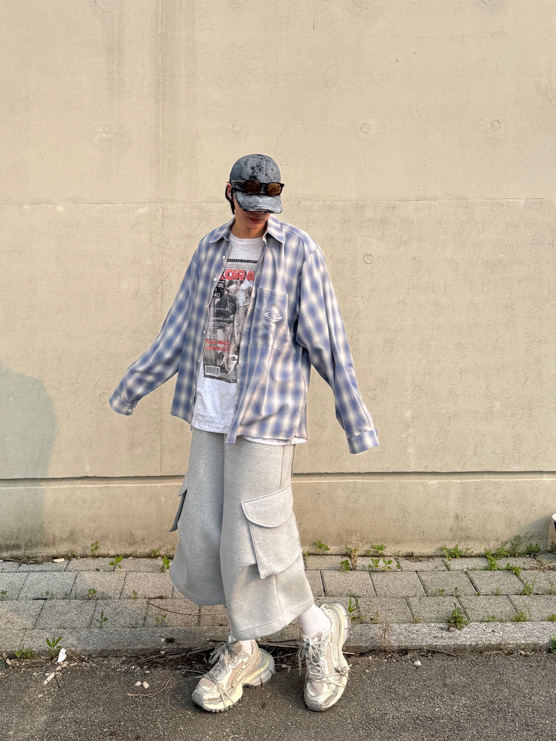 Balenciaga 3XL Sneakers Light Beige, GRAILZ x KOIN SEOUL Magazine T-Shirts Melange Grey 착용 스타일 - 8