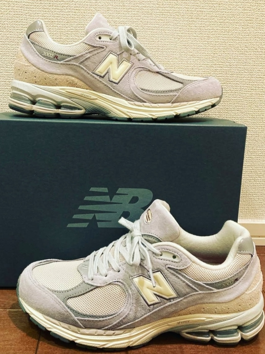 New Balance 2002R Concrete Calm Taupe 착용 스타일