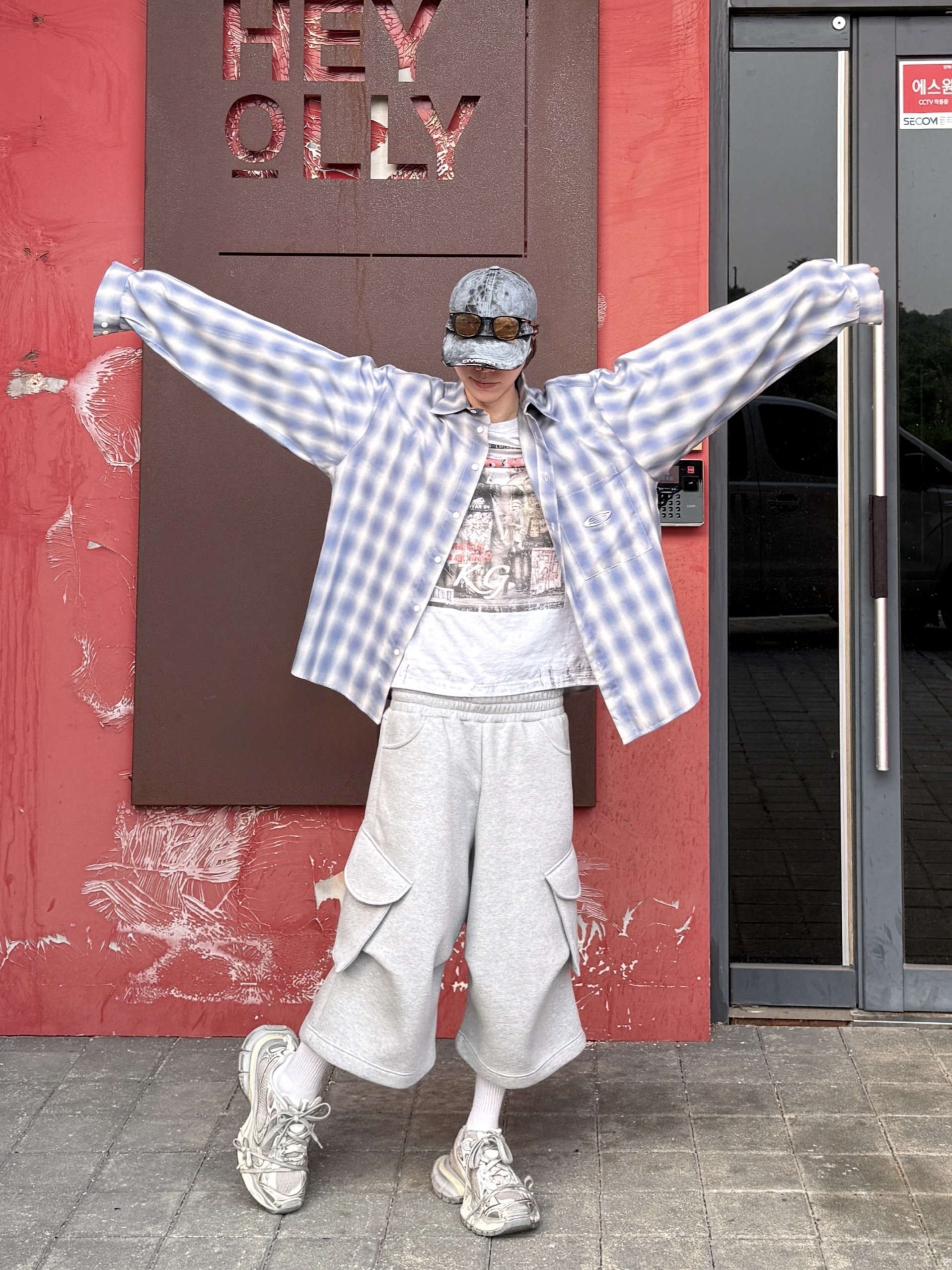 Balenciaga 3XL Sneakers Light Beige, GRAILZ x KOIN SEOUL Magazine T-Shirts Melange Grey 착용 스타일 - 6